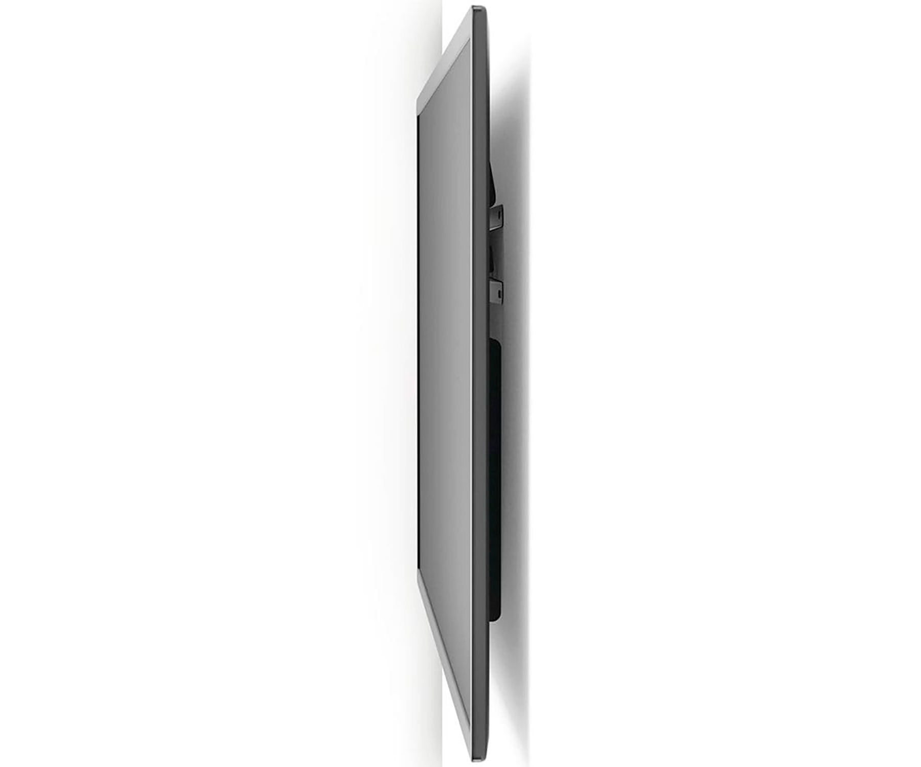 Vista lateral de un televisor montado en una pared blanca, que muestra el perfil delgado y el soporte.
