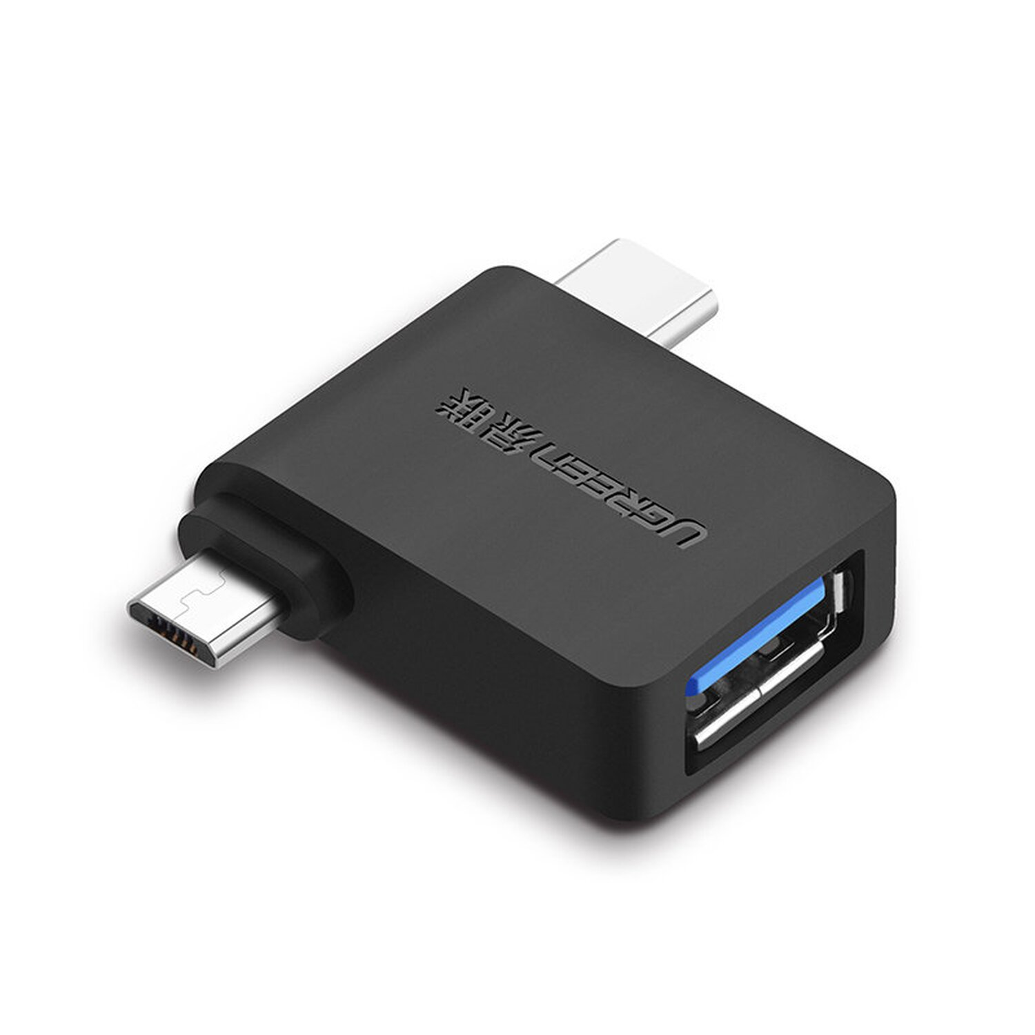 Schwarzer Adapter mit USB- und USB-C-Anschlüssen. Weißer Hintergrund. Winkelaufnahme.