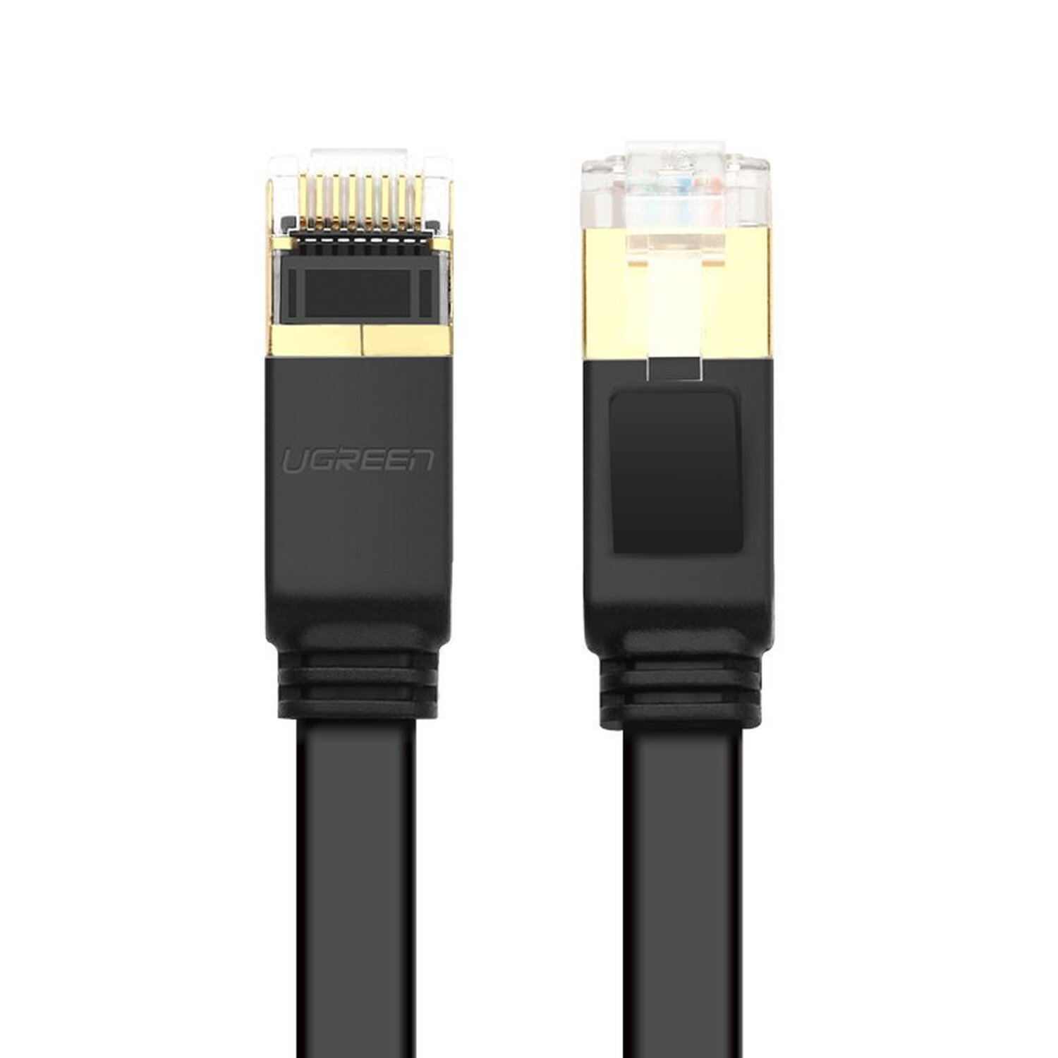 Cavo Ethernet nero con connettori dorati, primo piano, su sfondo bianco.