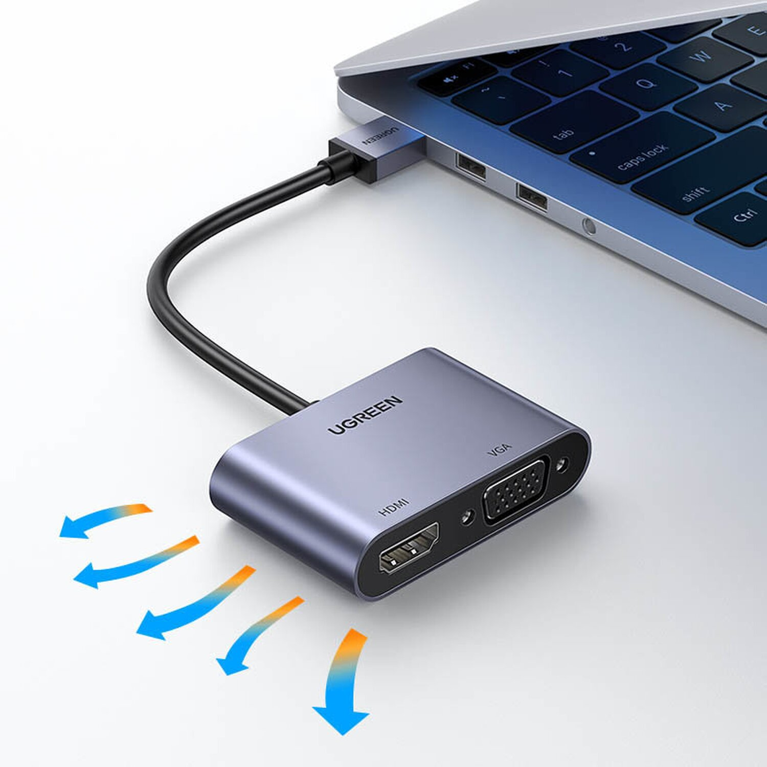 Blau-grauer UGREEN-Adapter, an einen Laptop angeschlossen.