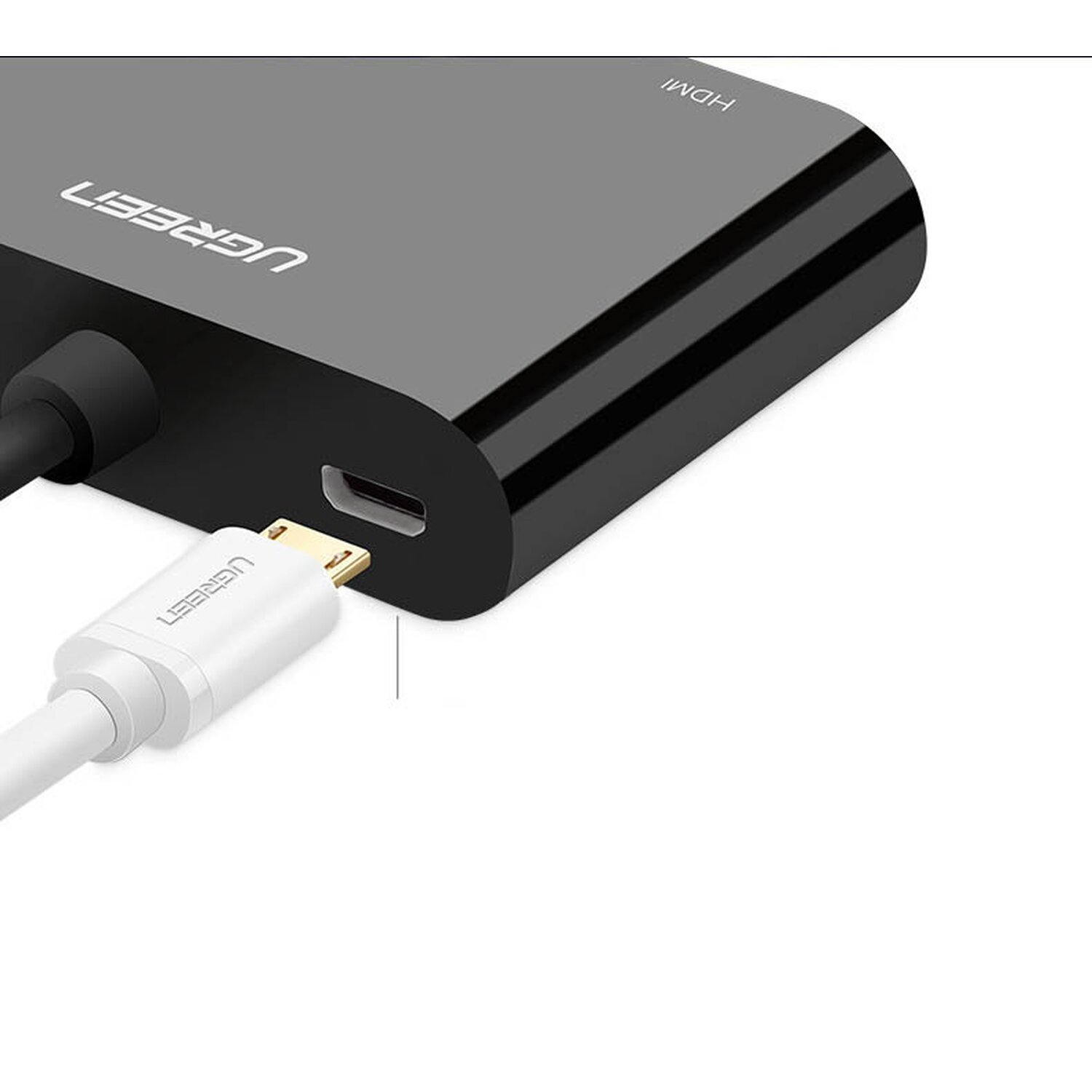 Ein schwarzer HDMI-Adapter mit einem weißen USB-Kabel, das daran angeschlossen ist.
