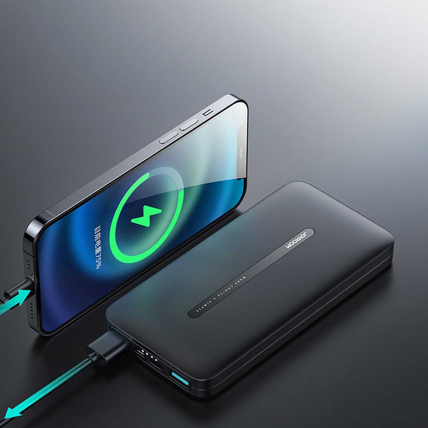 Eine schwarze Powerbank, die ein Telefon auflädt. Das Telefon zeigt 75% Ladung. Schwarzer Hintergrund.