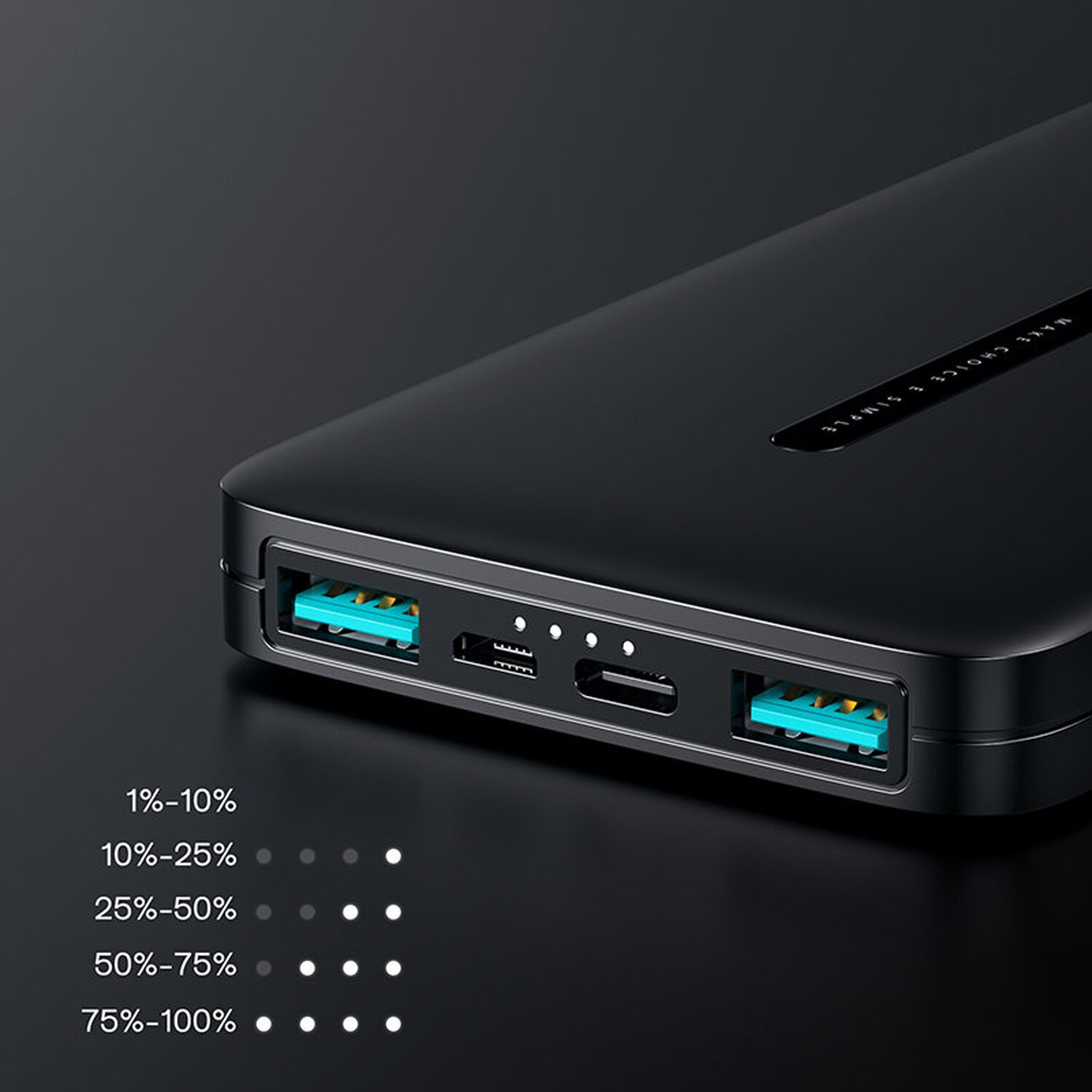 Schwarze Powerbank mit zwei USB-Anschlüssen, Kontrollleuchten und einem USB-C-Anschluss. Schwarzer Hintergrund.