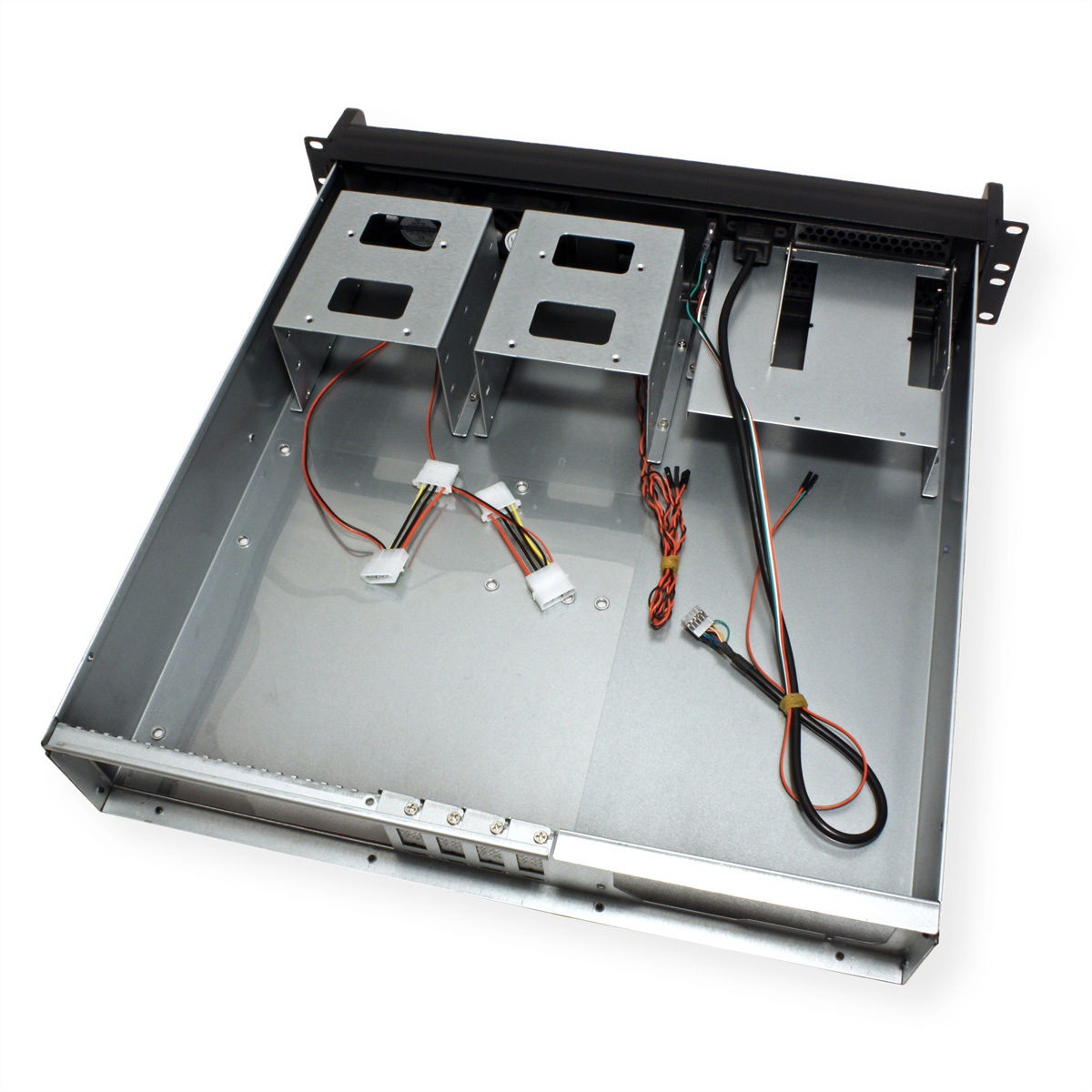 Interno di un case per computer argentato con staffe metalliche e cablaggio, su superficie bianca.