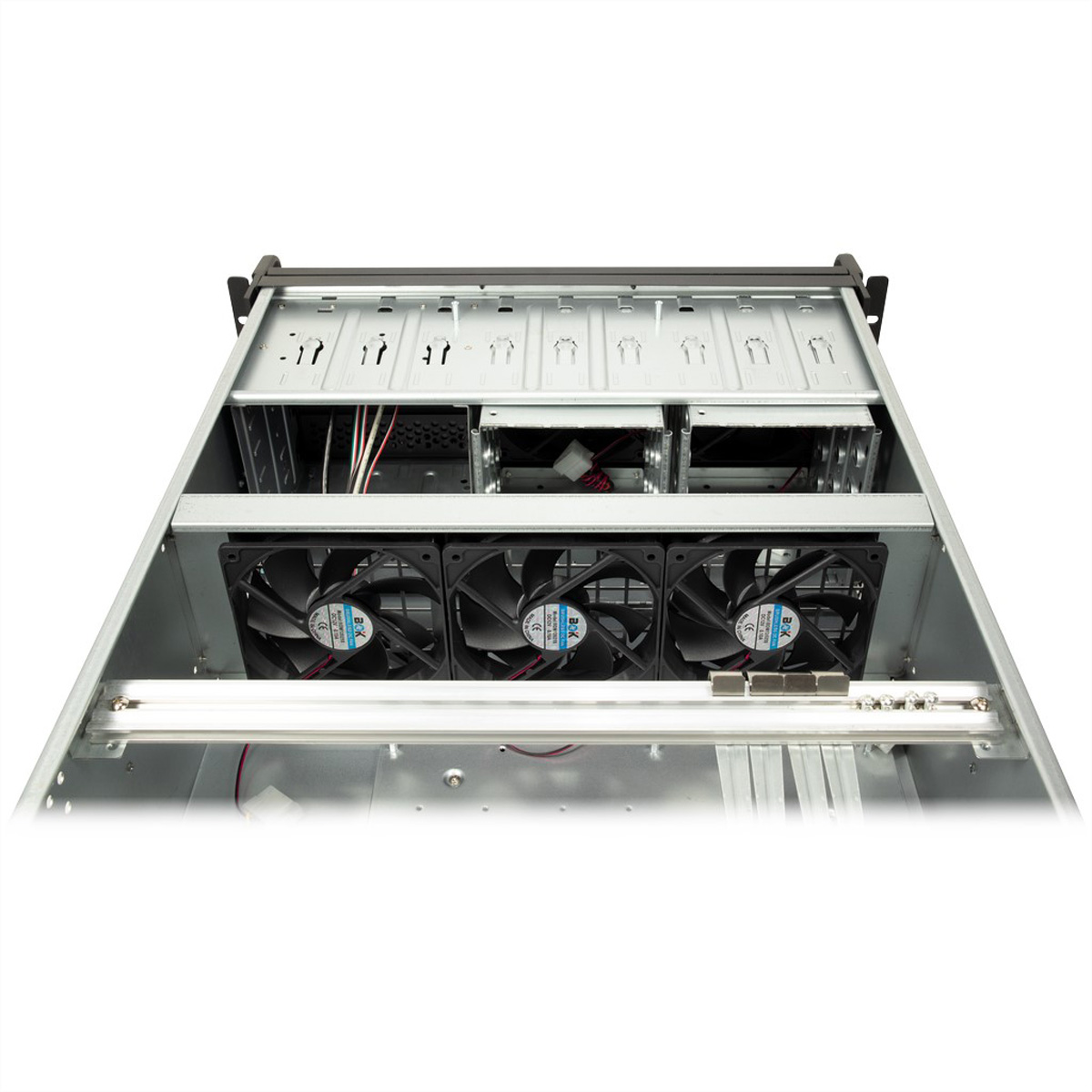 Boîtier de serveur informatique avec ventilateurs et composants internes, vue de dessus, sur blanc.