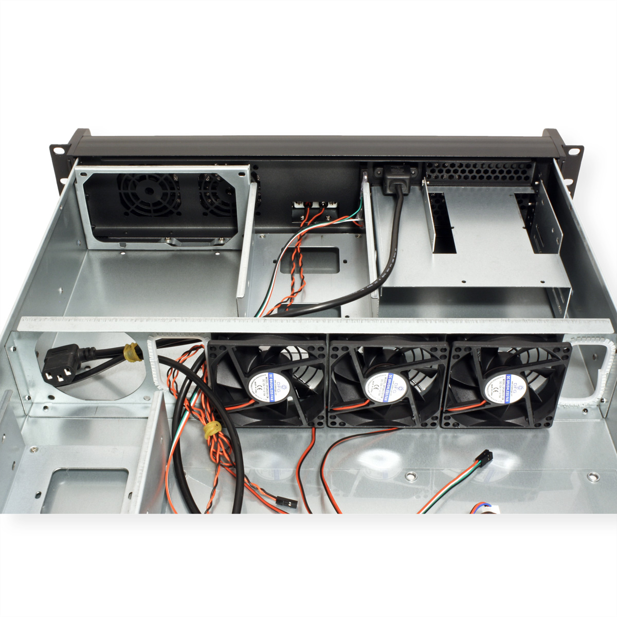 Rack server aperto con tre ventole, cavi e componenti metallici, hardware interno.