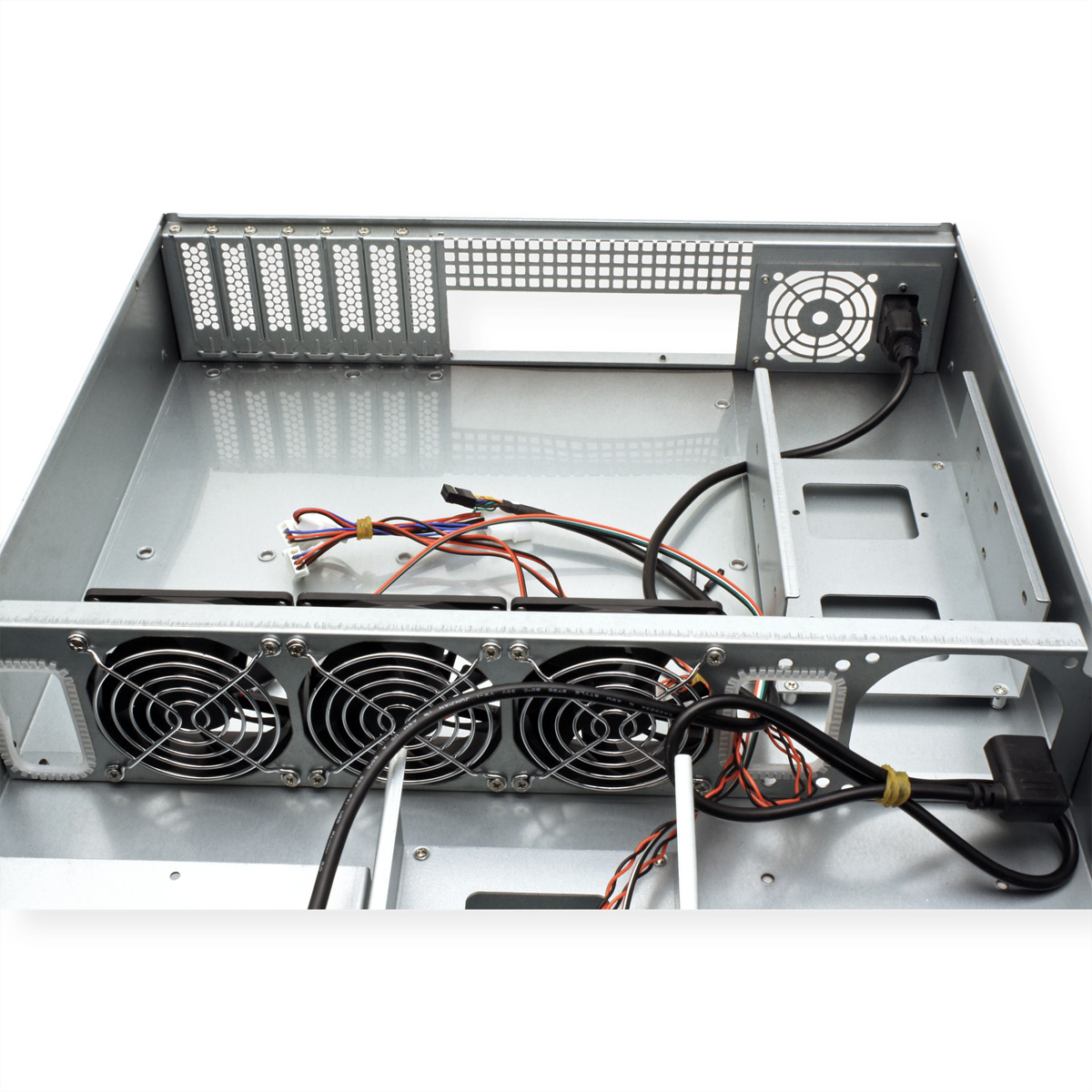 Interno di un case per computer metallico. Il case ha ventole, fili e un'area per l'alimentatore. Sfondo bianco.
