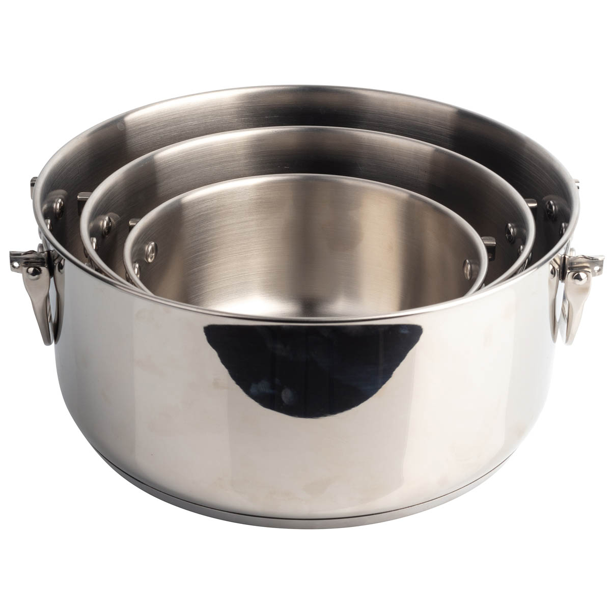 Pentole in acciaio inox nidificate. Le pentole sono di diverse dimensioni. Sfondo bianco.