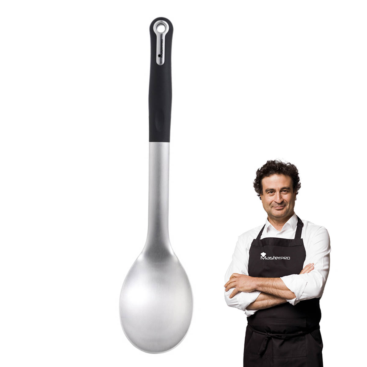 Un chef con una cuchara grande. Sonríe y lleva un delantal negro.