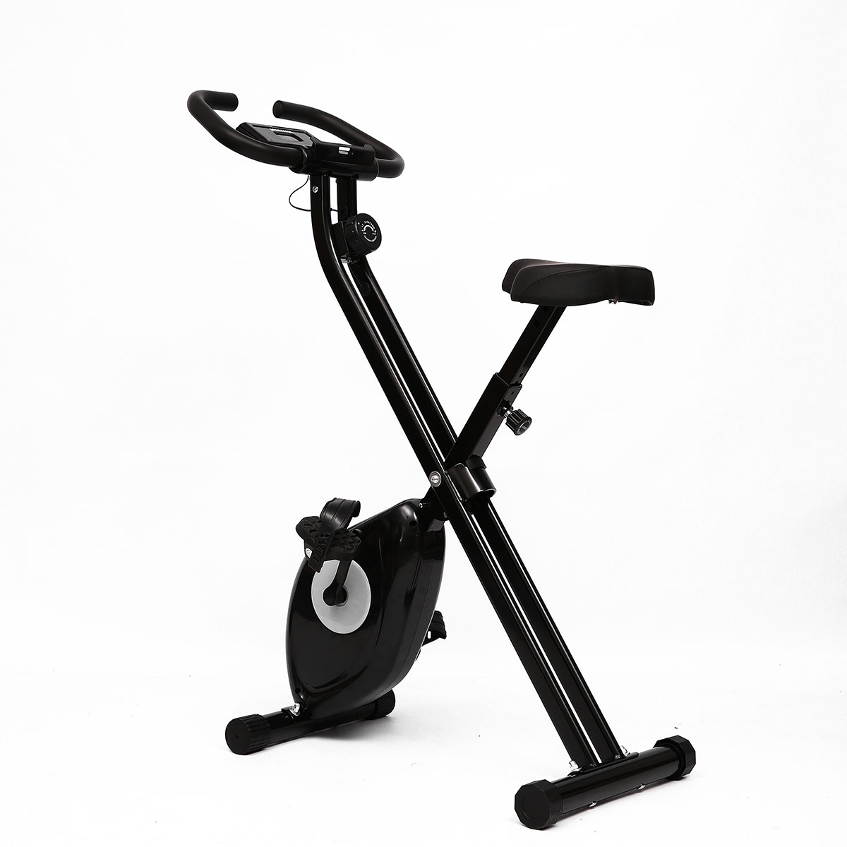 Bicicleta estática negra sobre fondo blanco. Tiene asiento, manillar y pedales.