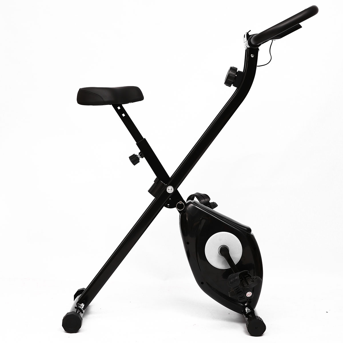 Bicicleta estática negra sobre fondo blanco. Tiene asiento, pedales y manillar.