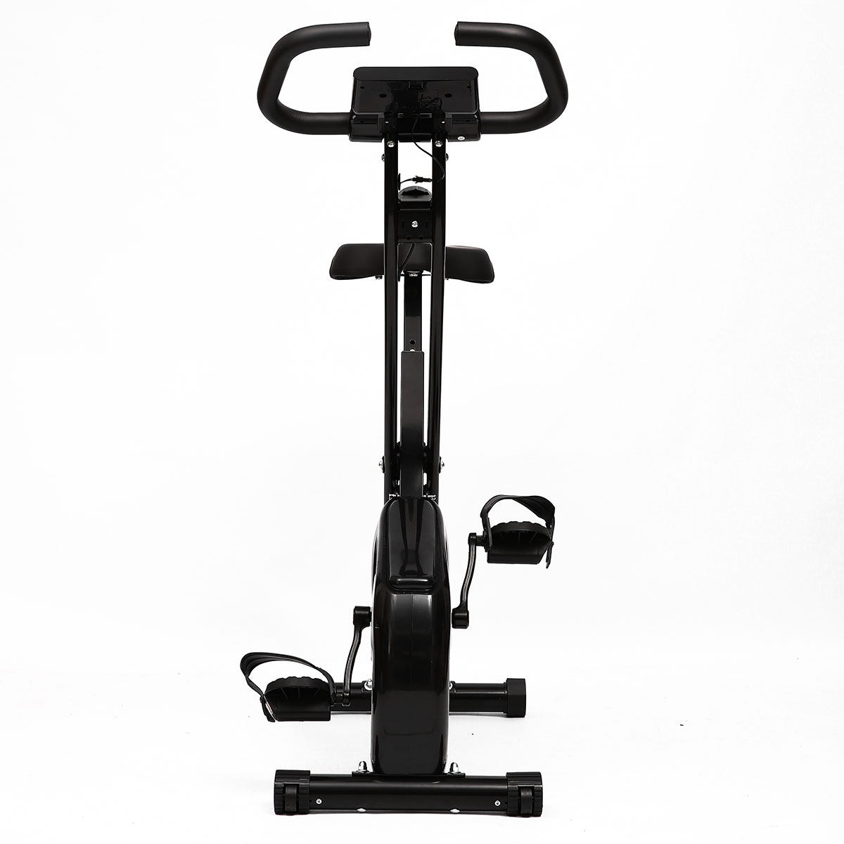 Una bicicleta estática negra con pedales, asiento, manillar y una pantalla central. Está sobre un fondo blanco.