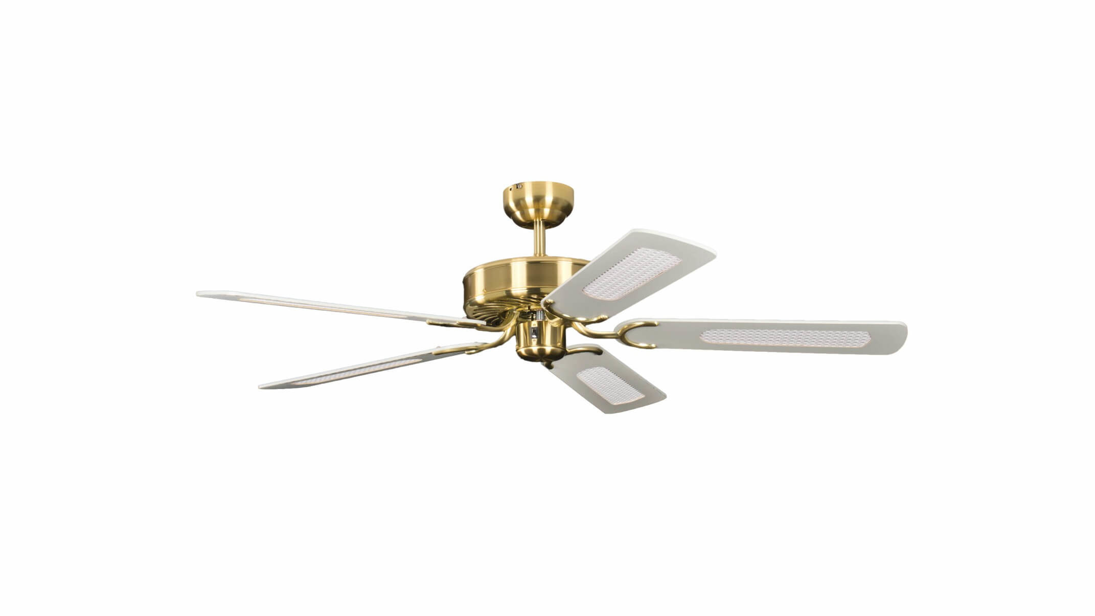 Ein Deckenventilator aus Messing und Weiß mit fünf Flügeln auf weißem Grund.