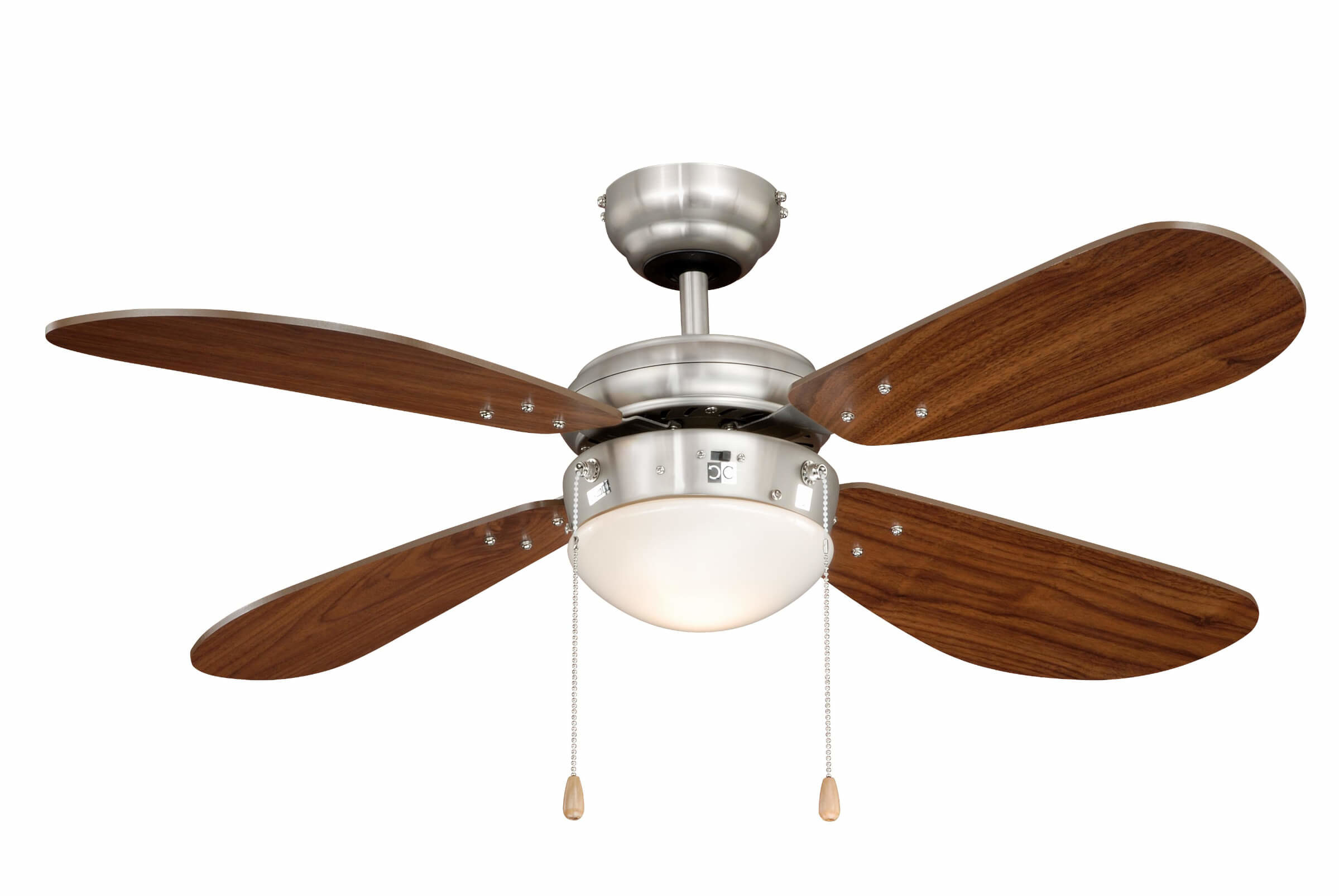 Deckenventilator mit vier holzfarbenen Flügeln, einem Licht und einem Metallsockel.