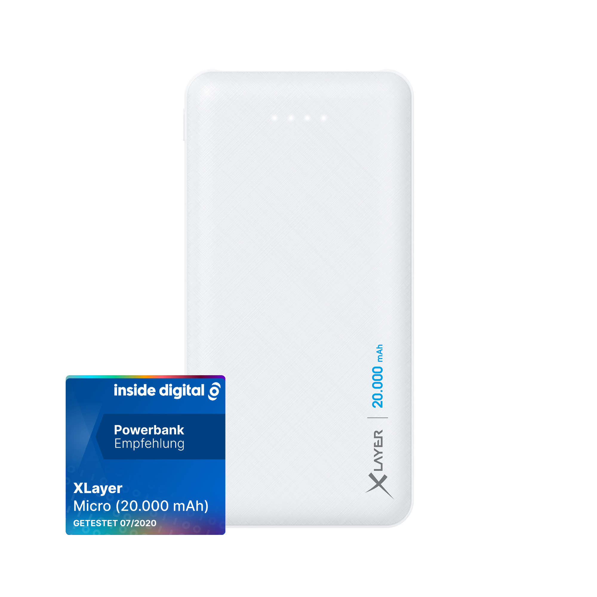 Power bank bianca con adesivo blu e bianco su una superficie bianca.