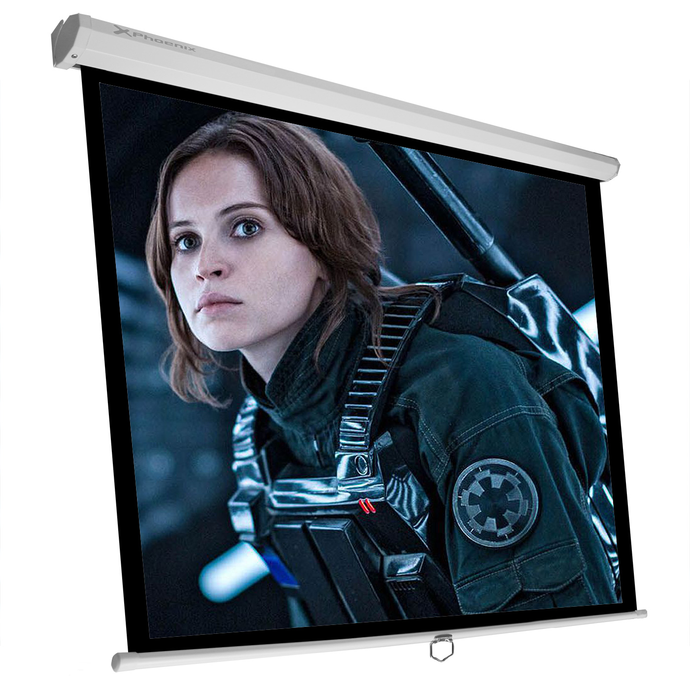 Una mujer mira una pantalla con una película. Hay una pantalla de proyección delante de ella.