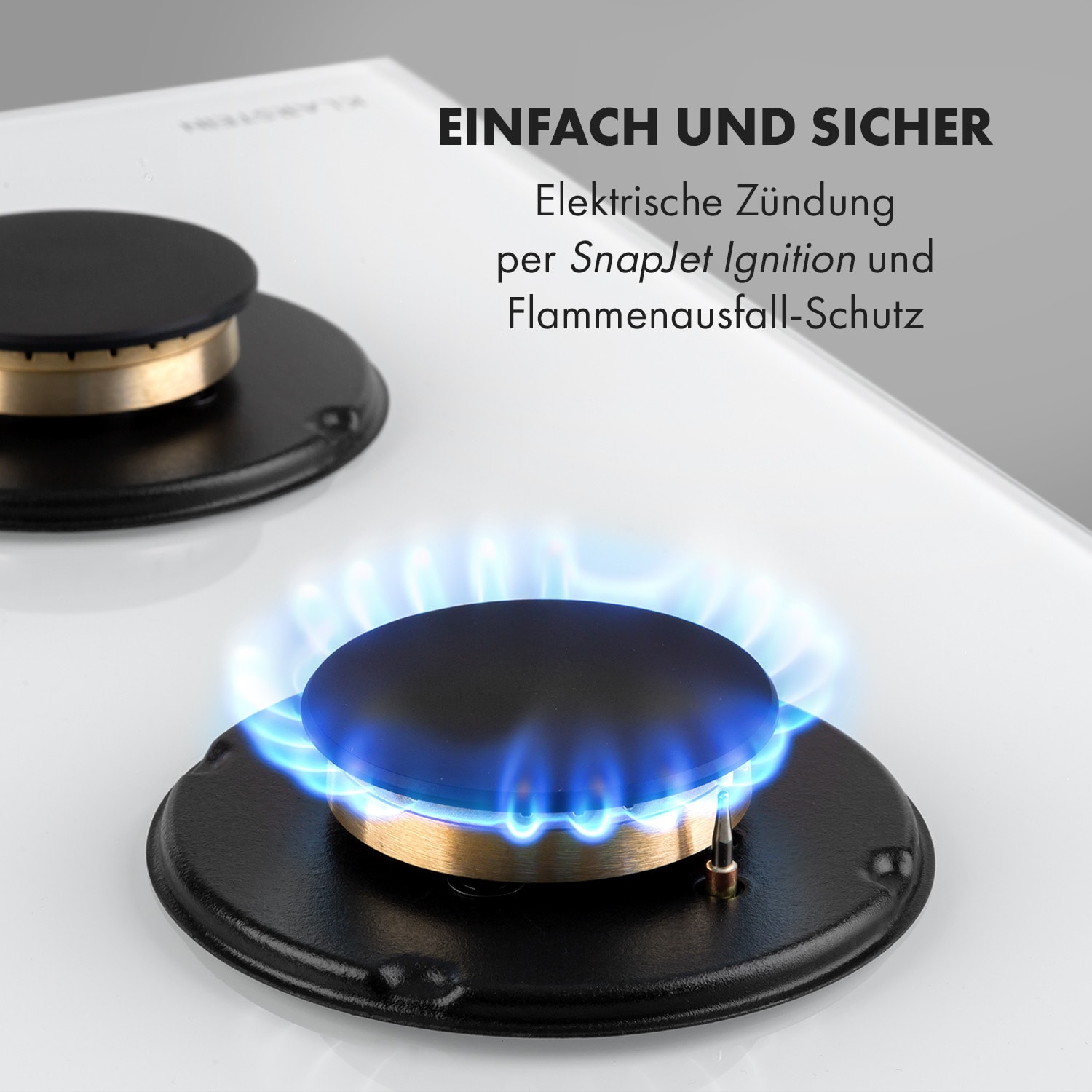 Gasherd-Brenner mit blauen Flammen. Zwei Brenner auf einer weißen Oberfläche.