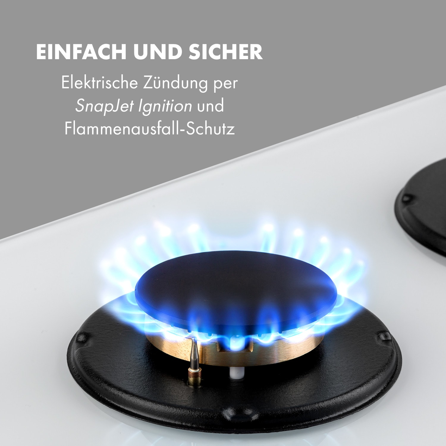 Ein Gasbrenner mit blauen Flammen. Der Brenner ist schwarz, die Oberfläche weiß.