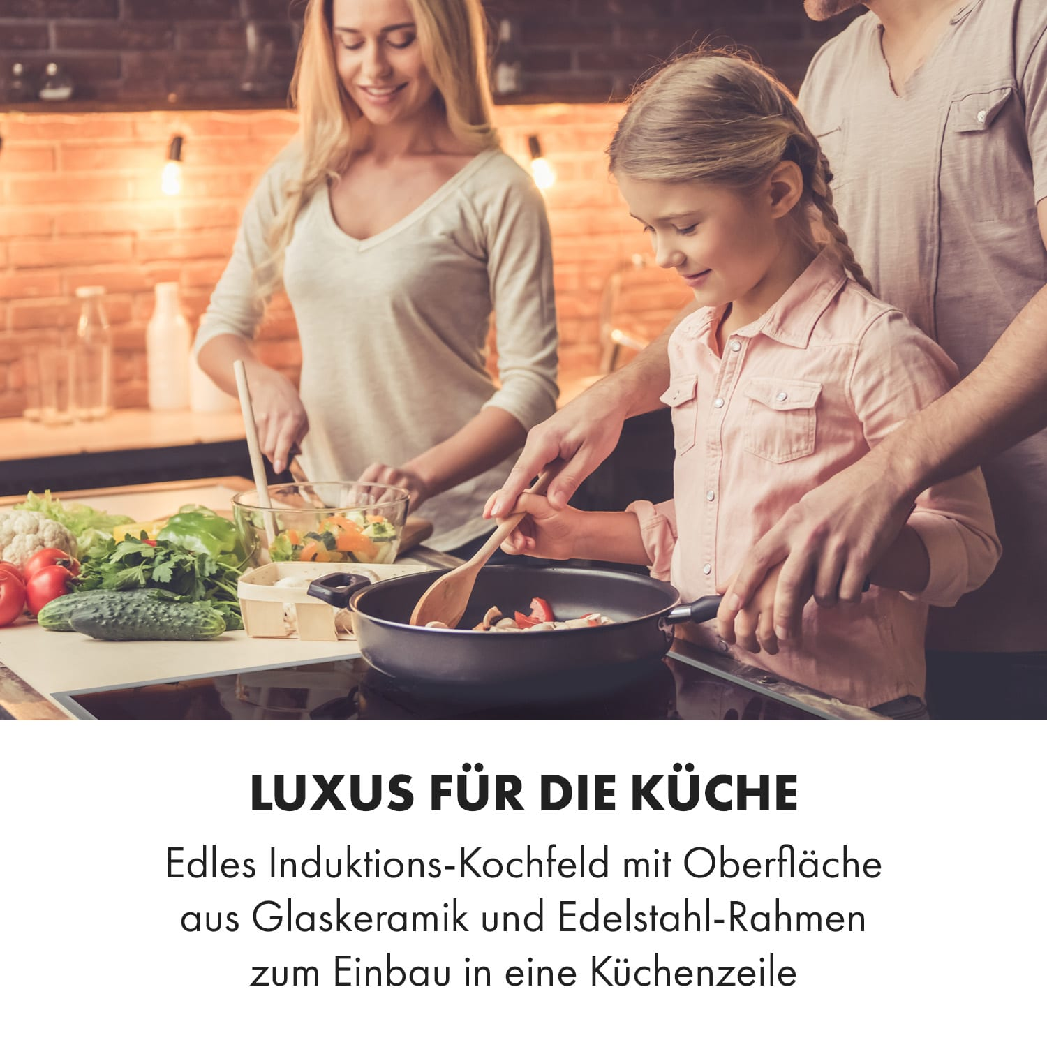 Familie kocht gemeinsam in moderner Küche. Text: LUXUS FÜR DIE KÜCHE.