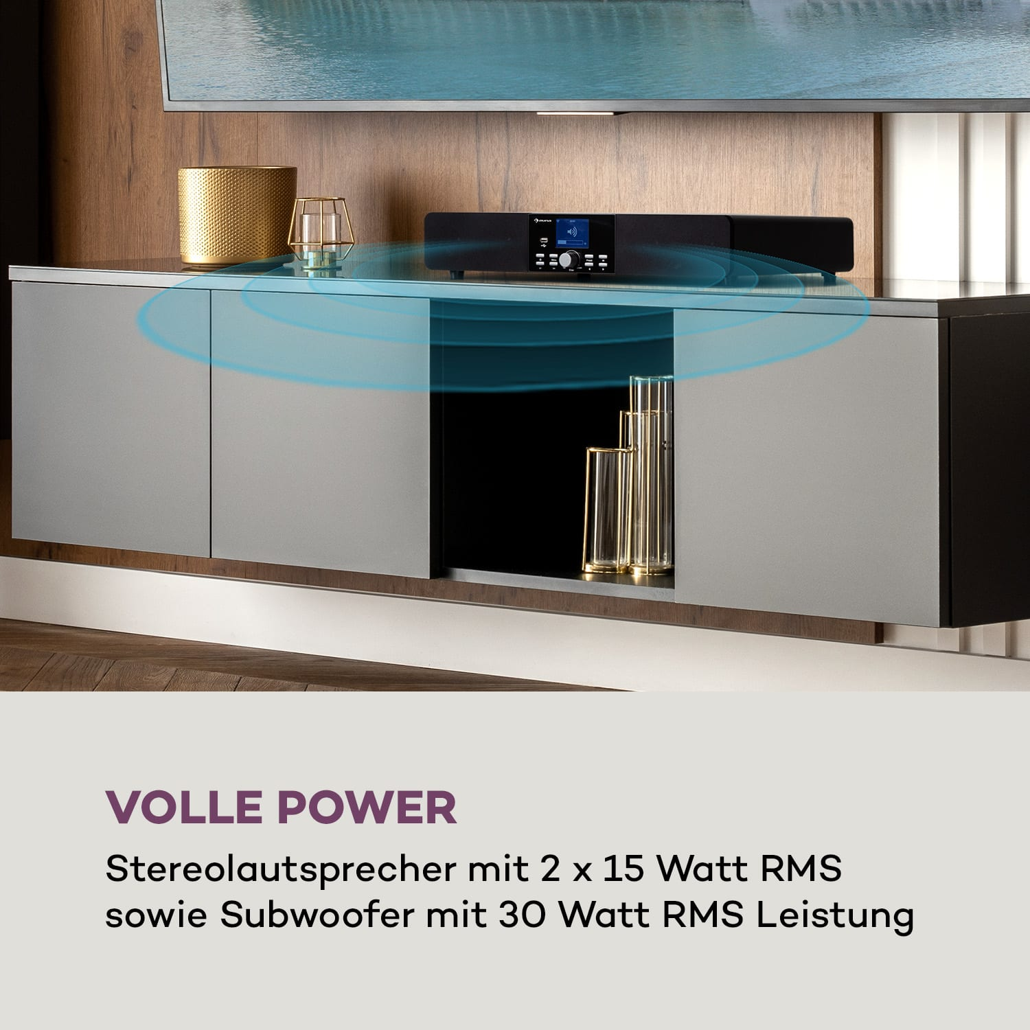 Modernes Wohnzimmer mit einer Soundbar auf einem grauen Schrank. Text-Overlay: 'VOLLE POWER' und Spezifikationen.