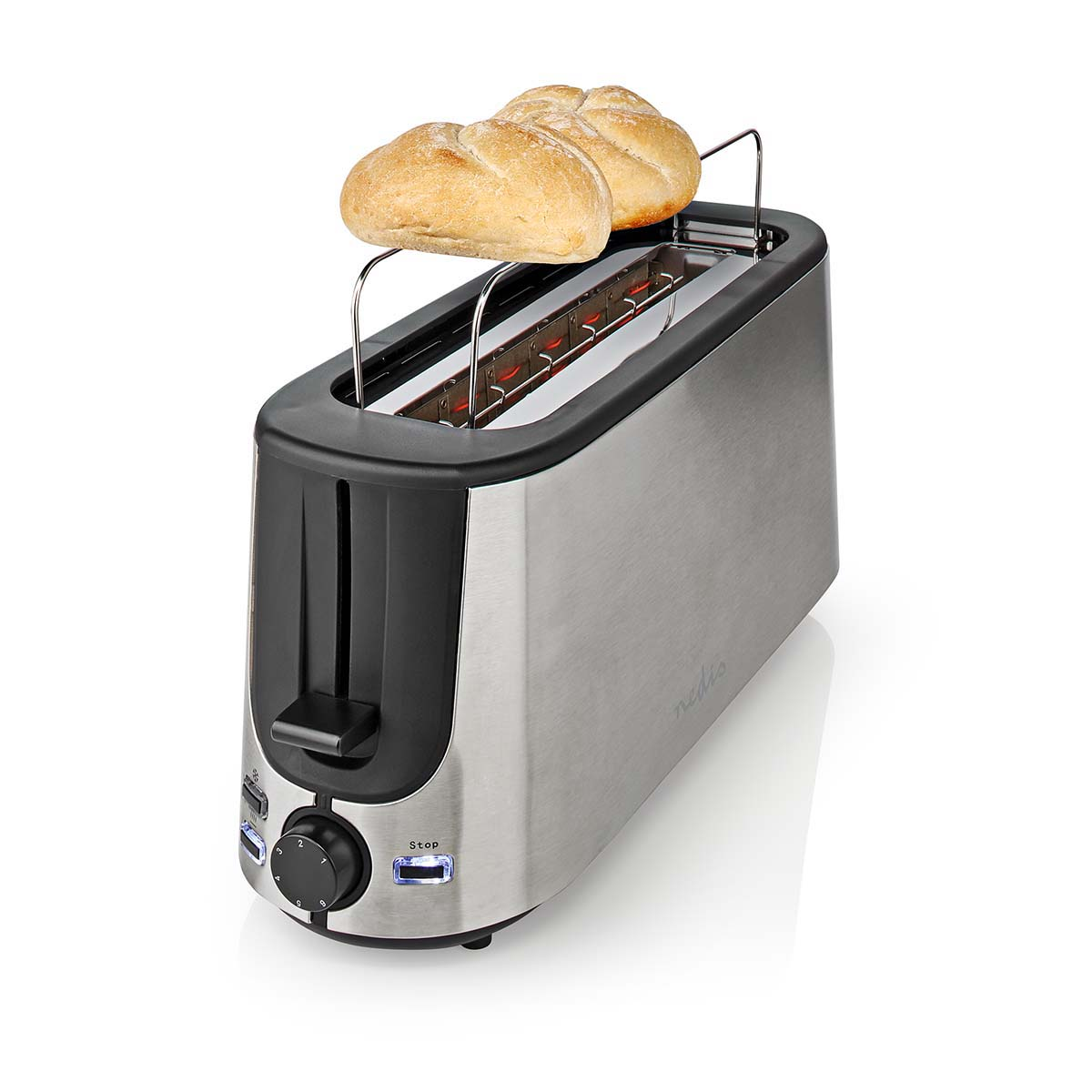 Silberner Toaster aus Edelstahl mit zwei Brotscheiben auf der Oberseite, auf weißer Oberfläche.