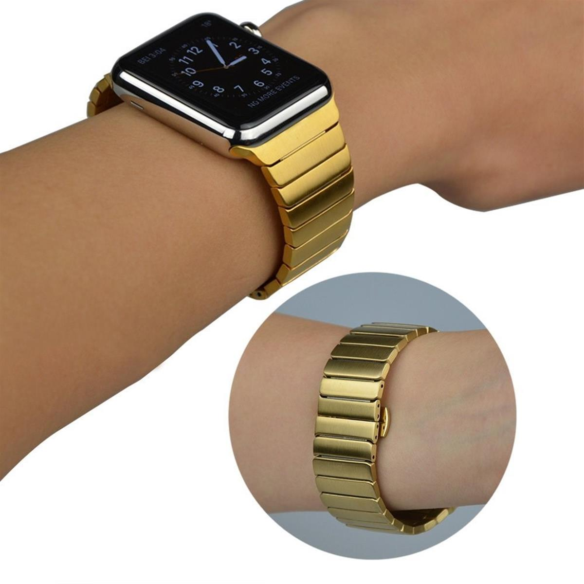 Goldene Uhr mit goldenem Armband am Handgelenk, mit Nahaufnahme des Armbands.