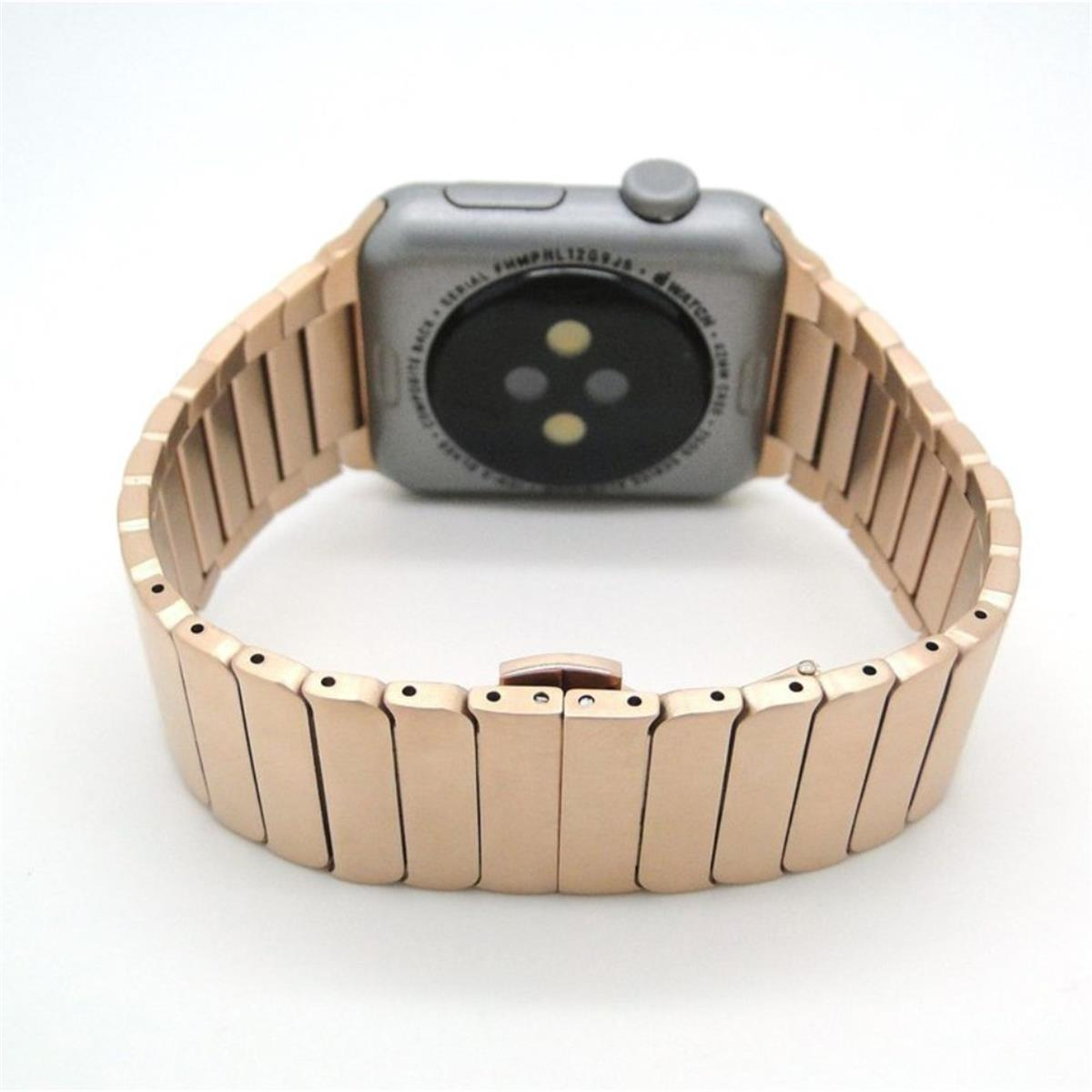 Roségoldene Uhr mit Metallarmband. Die Rückseite zeigt die Uhrensensoren. Weißer Hintergrund.
