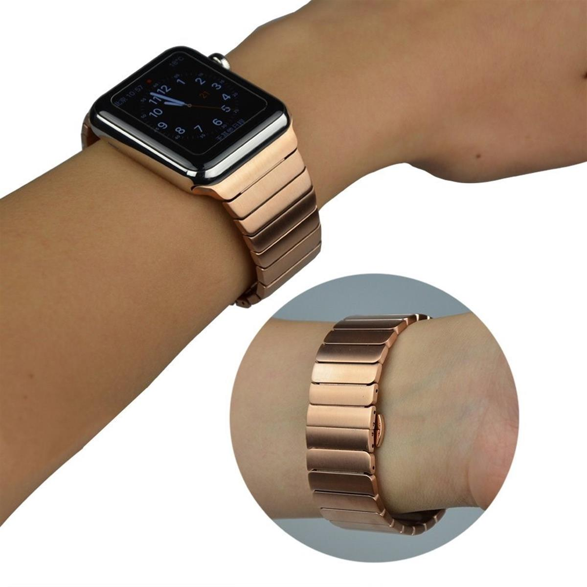 Roségoldene Apple Watch mit Metallband am Handgelenk, Nahaufnahme.