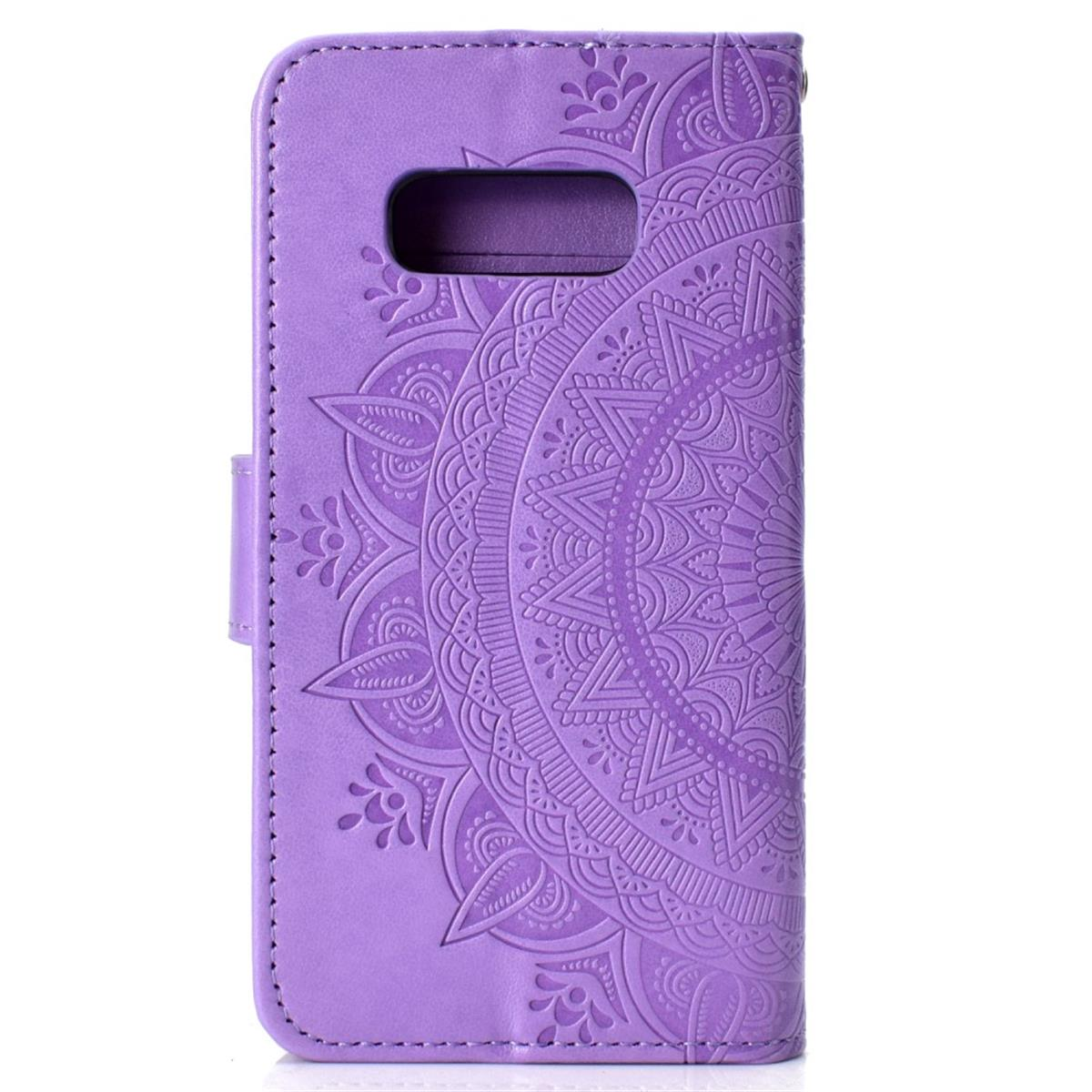 Eine lila Handyhülle mit einem geprägten Mandala-Design.