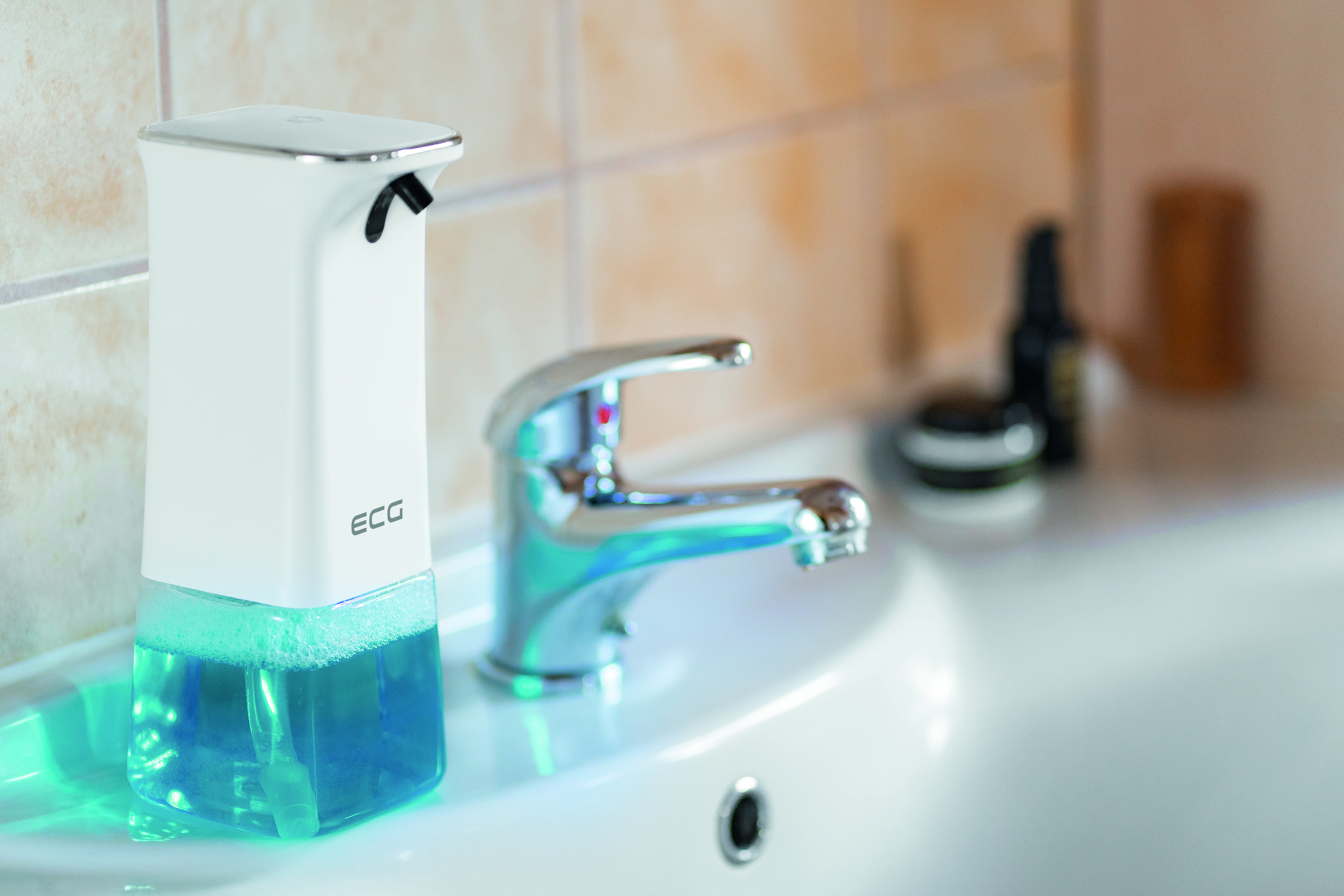 Weißer, automatischer Seifenspender gibt blaue Flüssigkeit in ein Waschbecken ab.