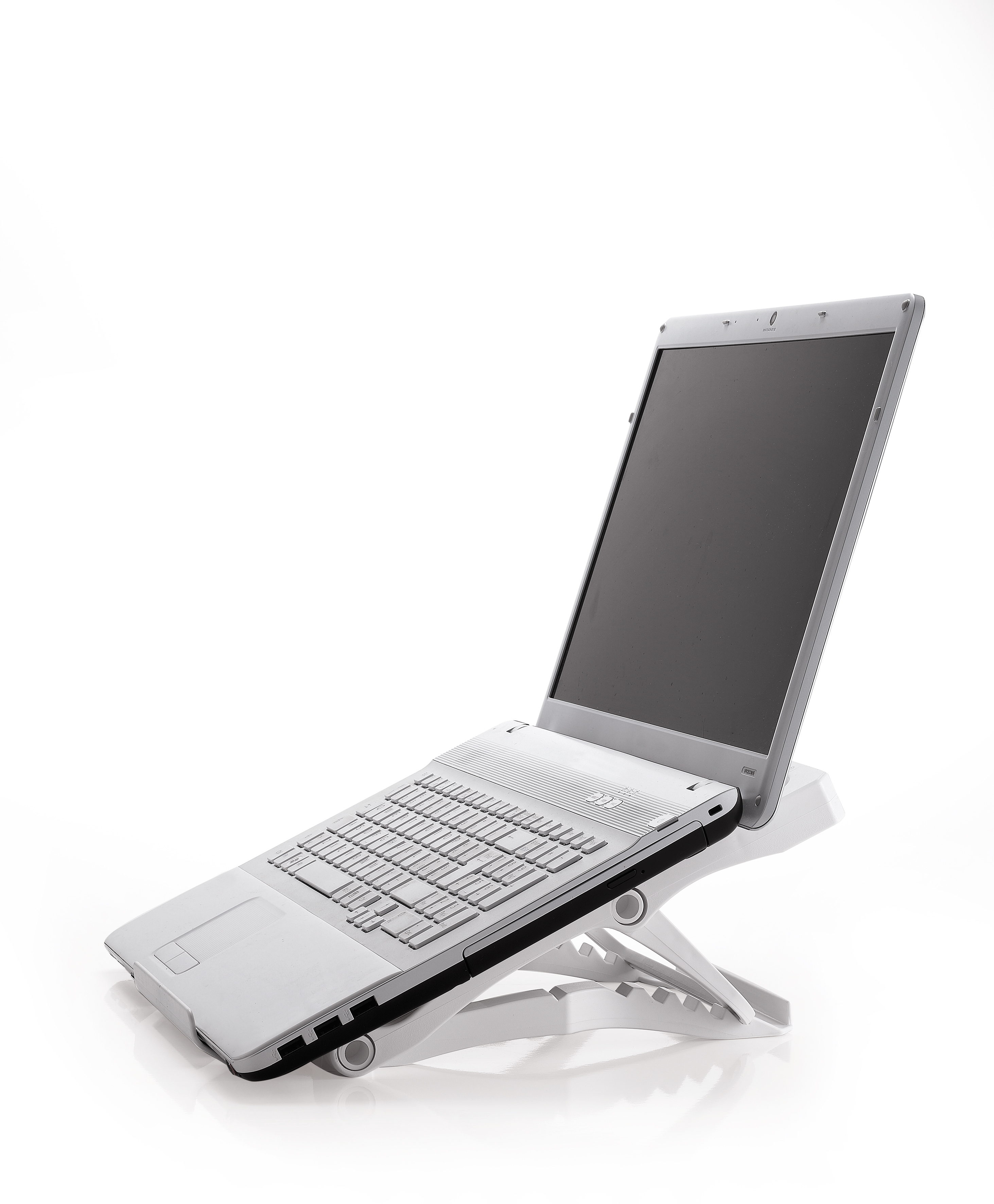 Weißer Laptop auf einem weißen Ständer, nach oben abgewinkelt. Der Bildschirm ist schwarz.