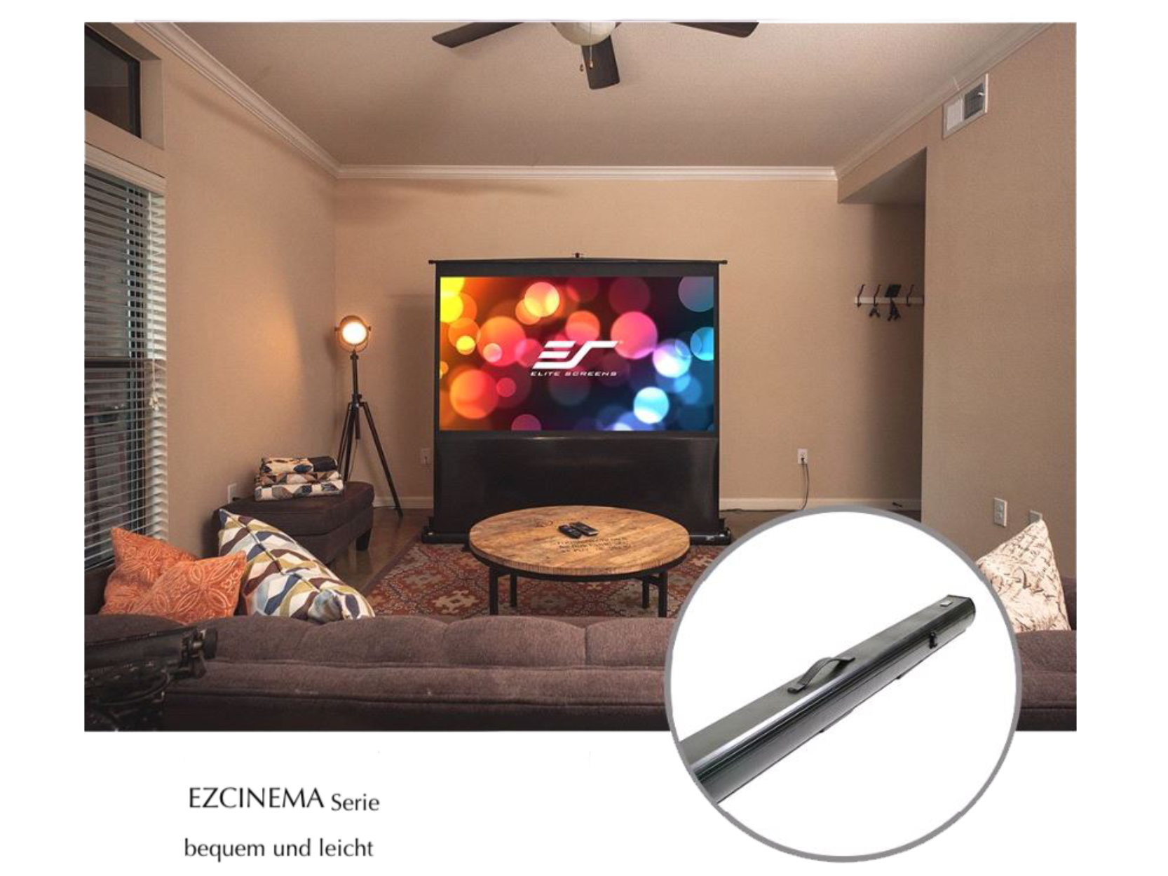Salón con pantalla de proyector, sofá, mesa redonda y lámpara de pie.