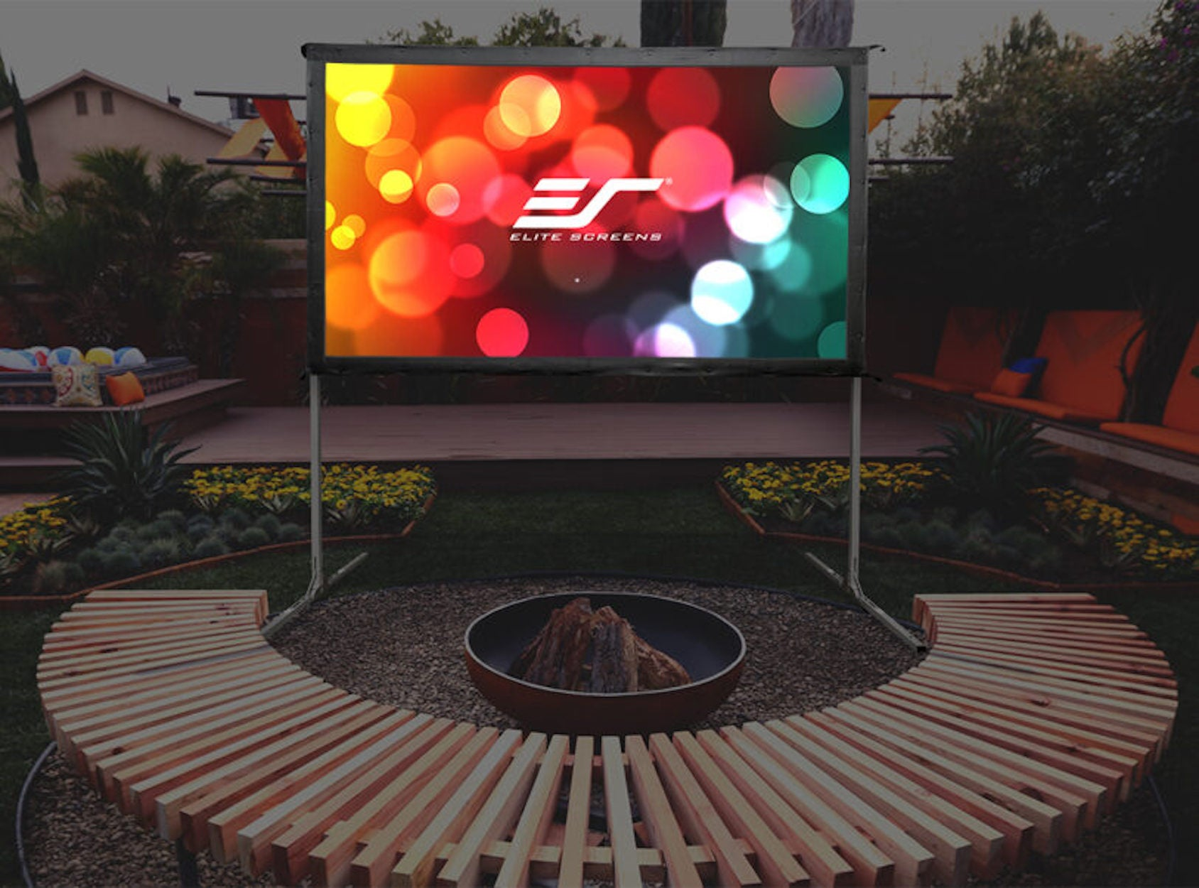 Projectiescherm voor buiten met een kleurrijke bokeh-achtergrond, opgesteld op een houten terras.