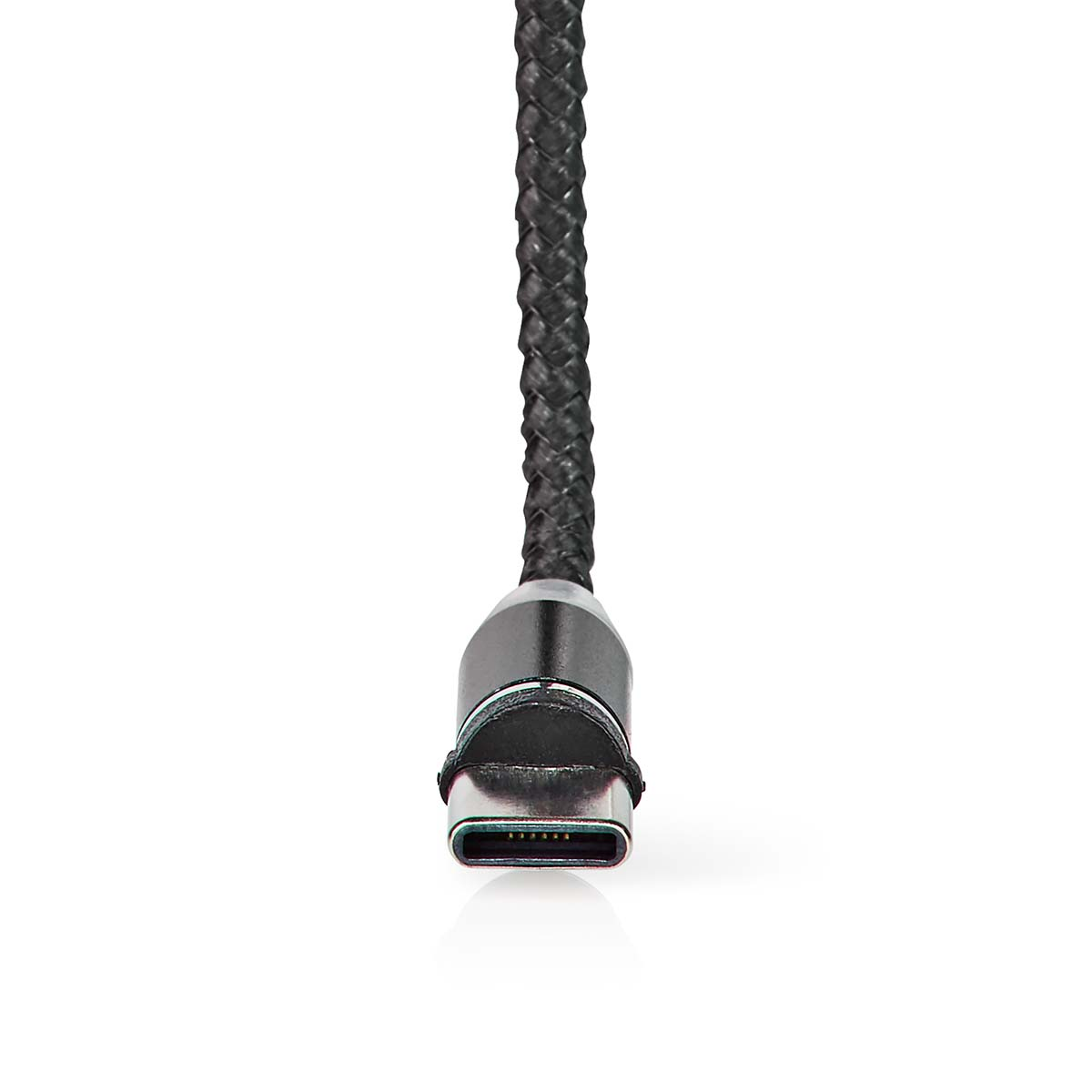 Ein schwarzer USB-C-Anschluss. Der Stecker ist im Fokus, isoliert auf Weiß.