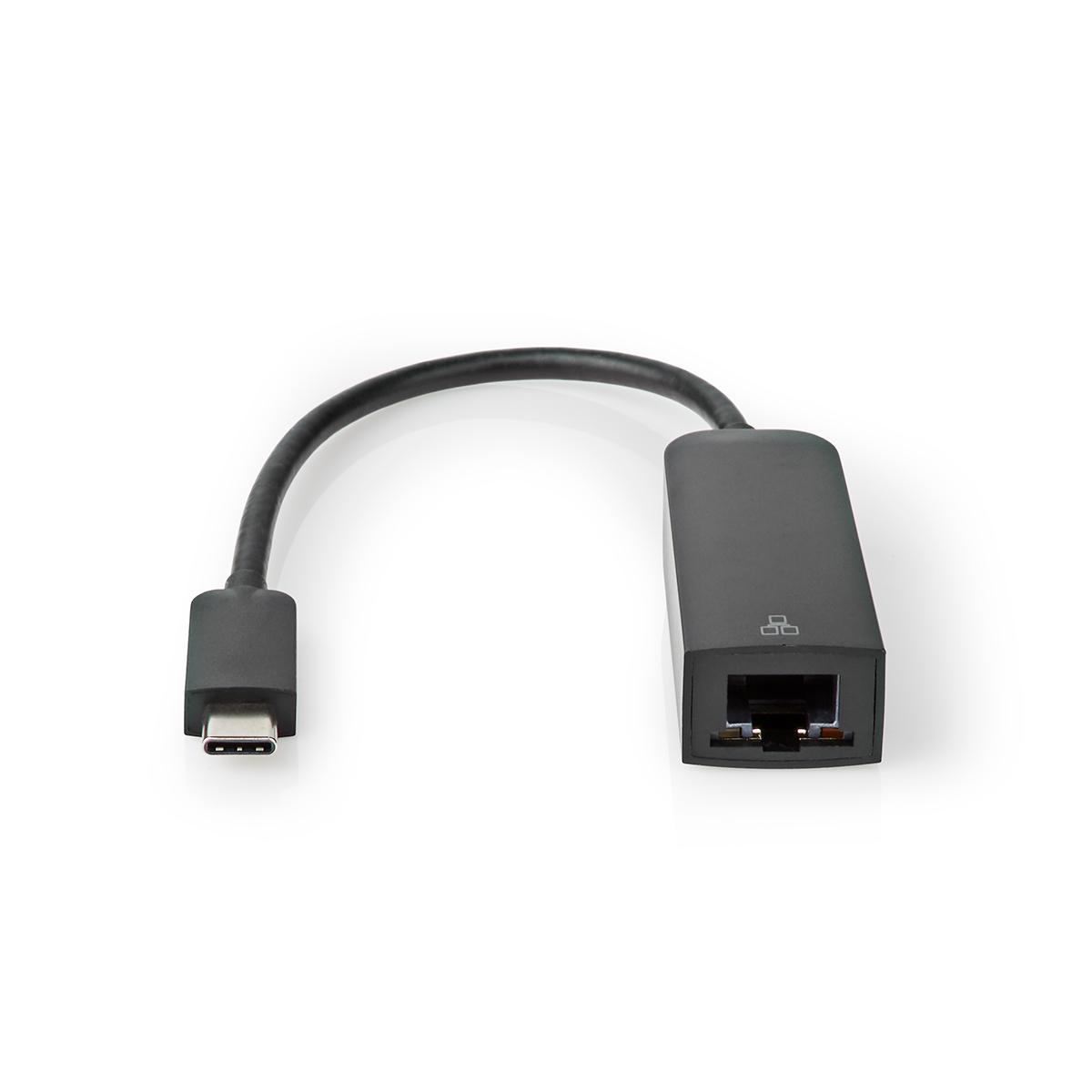 Un adattatore da USB-C a Ethernet nero. Sfondo bianco. Un'estremità ha USB-C.