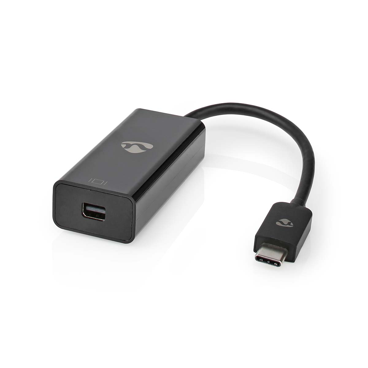 Schwarzer USB-C-Adapter mit USB-Anschluss. Das Kabel biegt sich nach rechts, USB-C-Anschluss sichtbar.