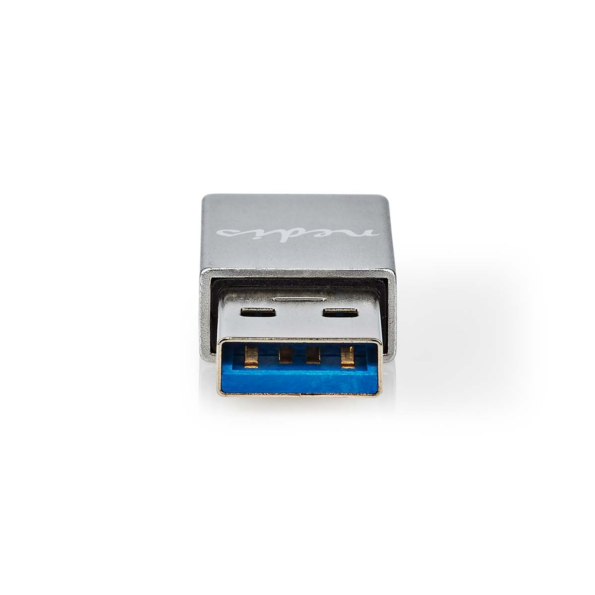 Adattatore USB argentato. Porta blu. Sfondo bianco.