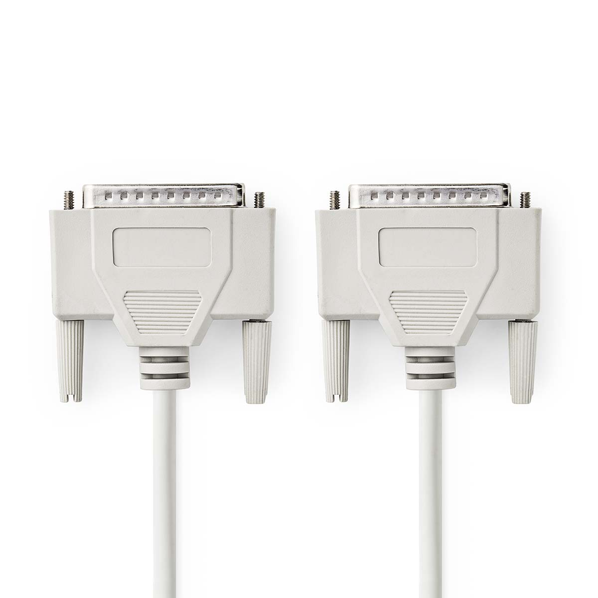 Due connettori DB9 bianchi su un cavo bianco. Sfondo bianco. I connettori sono grigi e hanno pin.