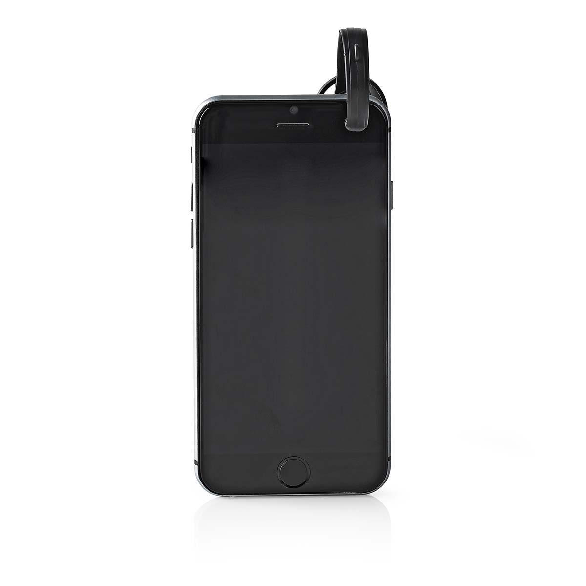 Schwarzes Smartphone mit aufsteckbarem Objektivaufsatz, isoliert vor weißem Hintergrund. Fokussierte Ansicht.