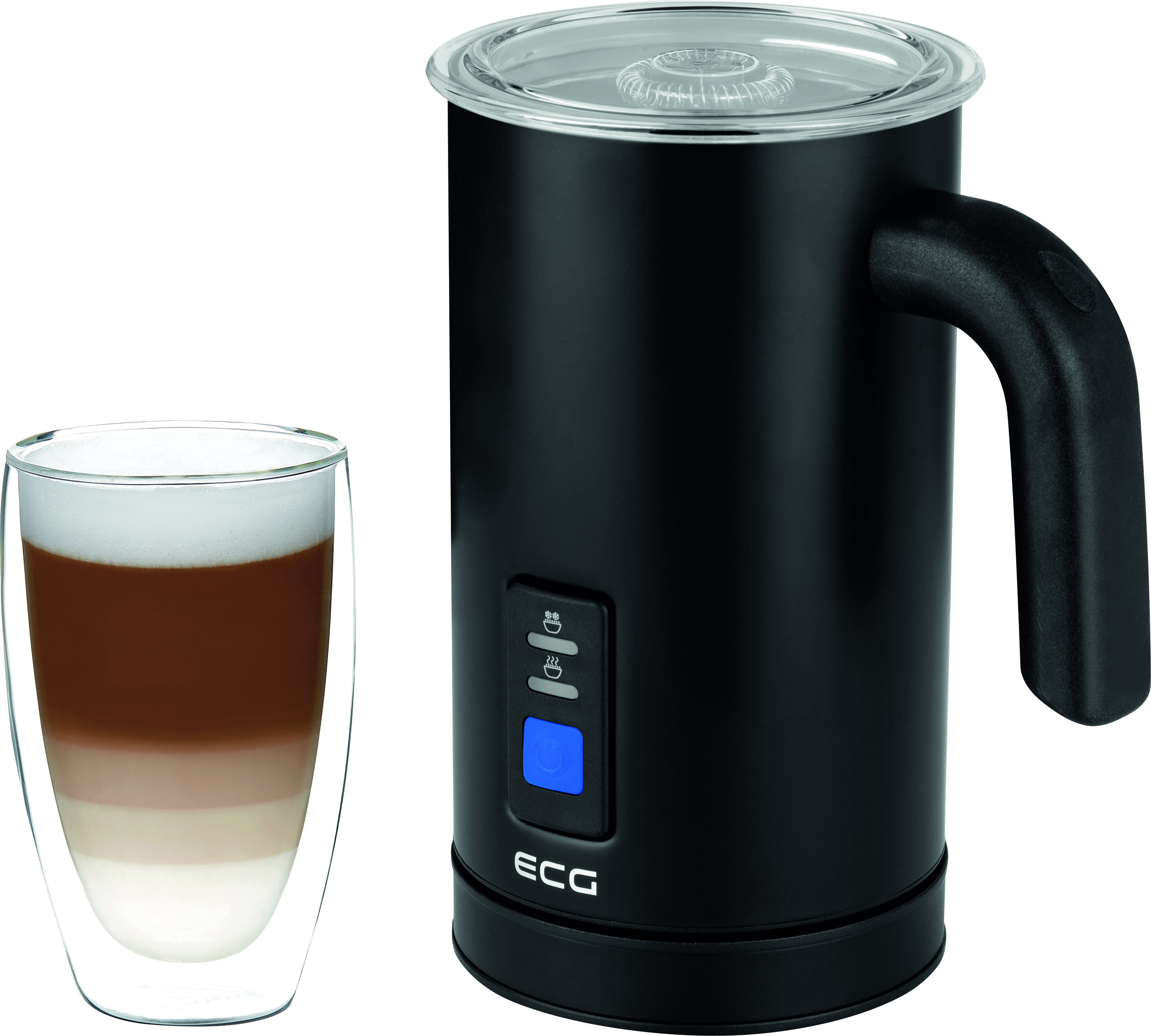 Ein schwarzer Milchaufschäumer mit einem Glas geschichteten Latte daneben, auf weißem Hintergrund.