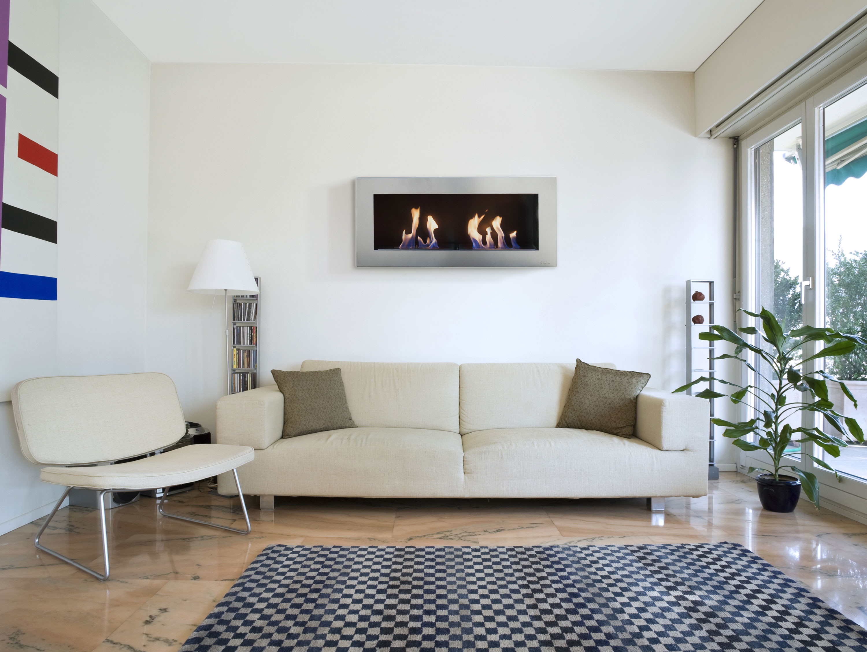Ein modernes Wohnzimmer mit Sofa, Kamin und kariertem Teppich. Ein Gemälde und eine Lampe sind ebenfalls vorhanden.