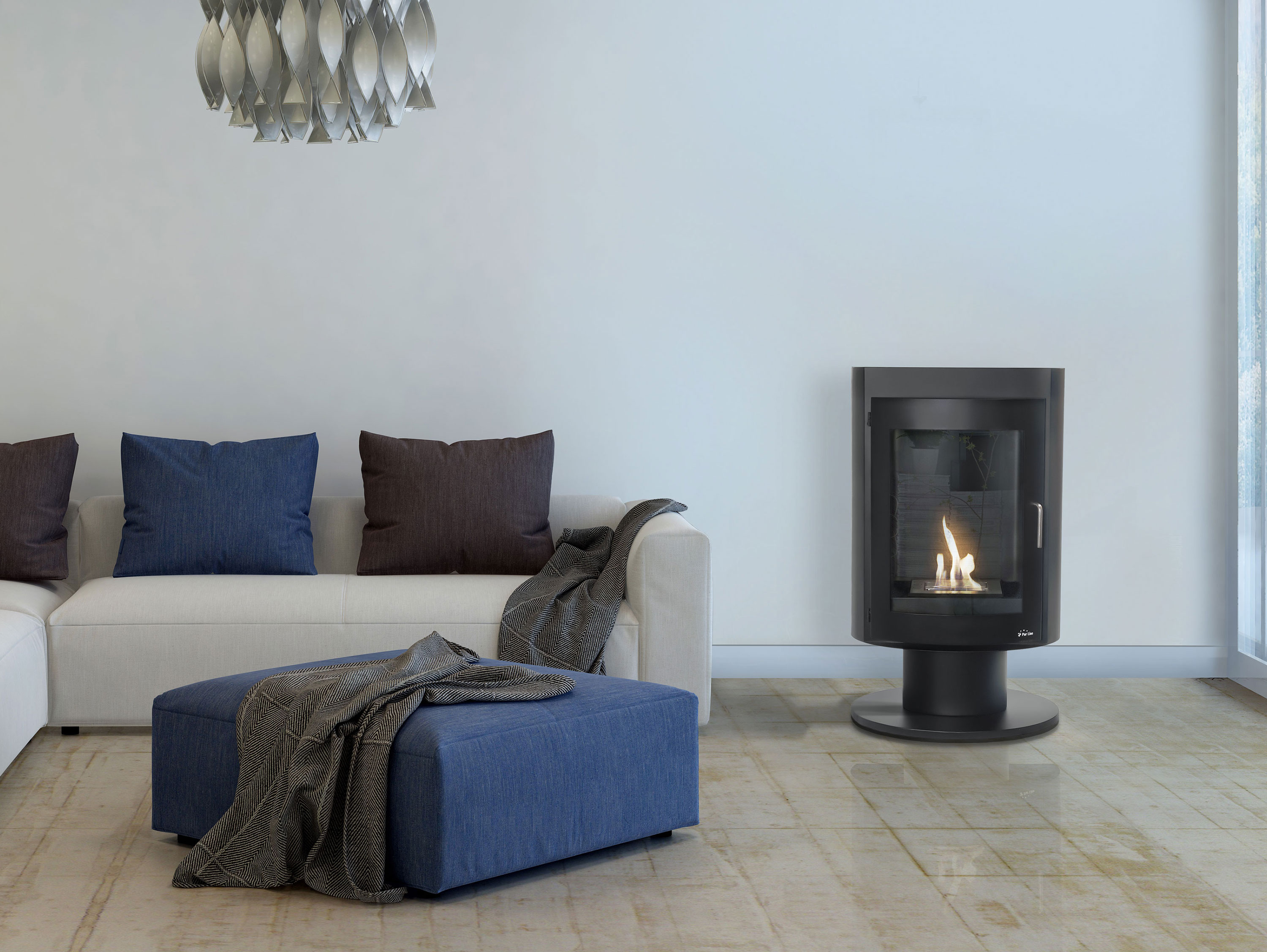 Una sala de estar moderna con chimenea, sofá y otomana. La habitación está bien iluminada y acogedora.