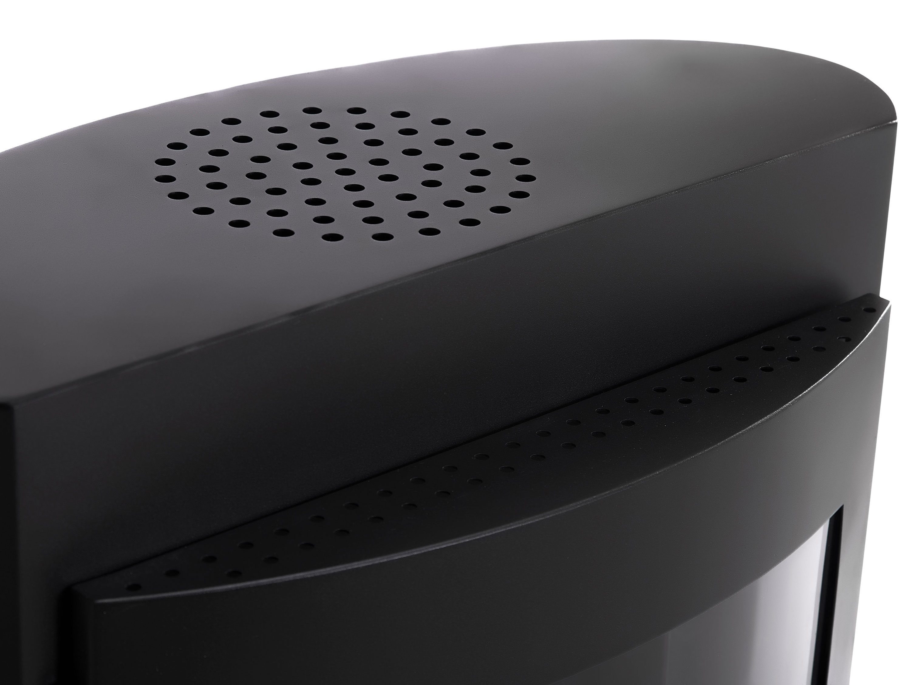 Primer plano de un altavoz negro con orificios de ventilación y un detalle de diseño curvo sobre fondo blanco.