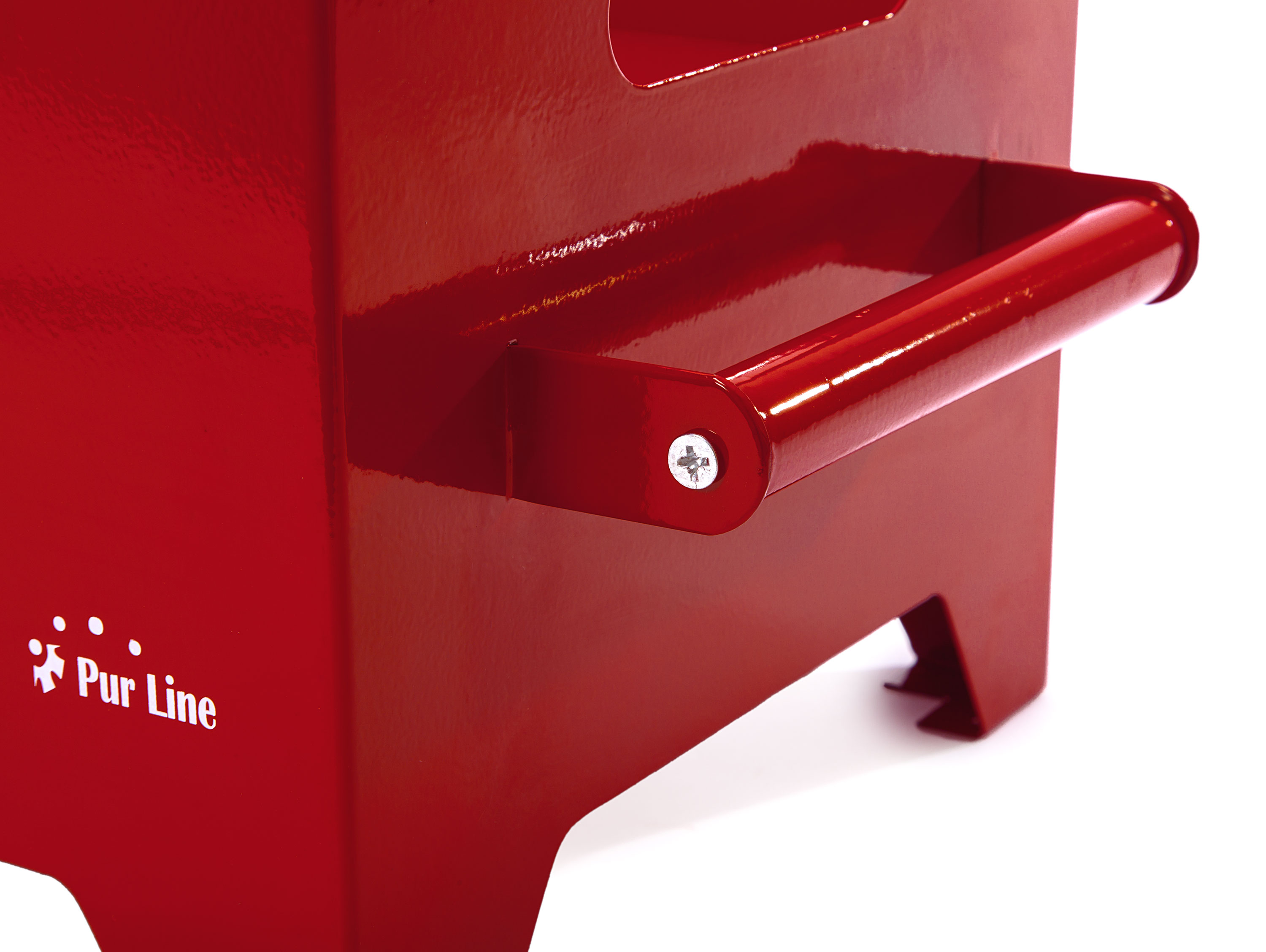 Nahaufnahme einer roten Metallbox mit Griff und 'Pur Line'-Logo.
