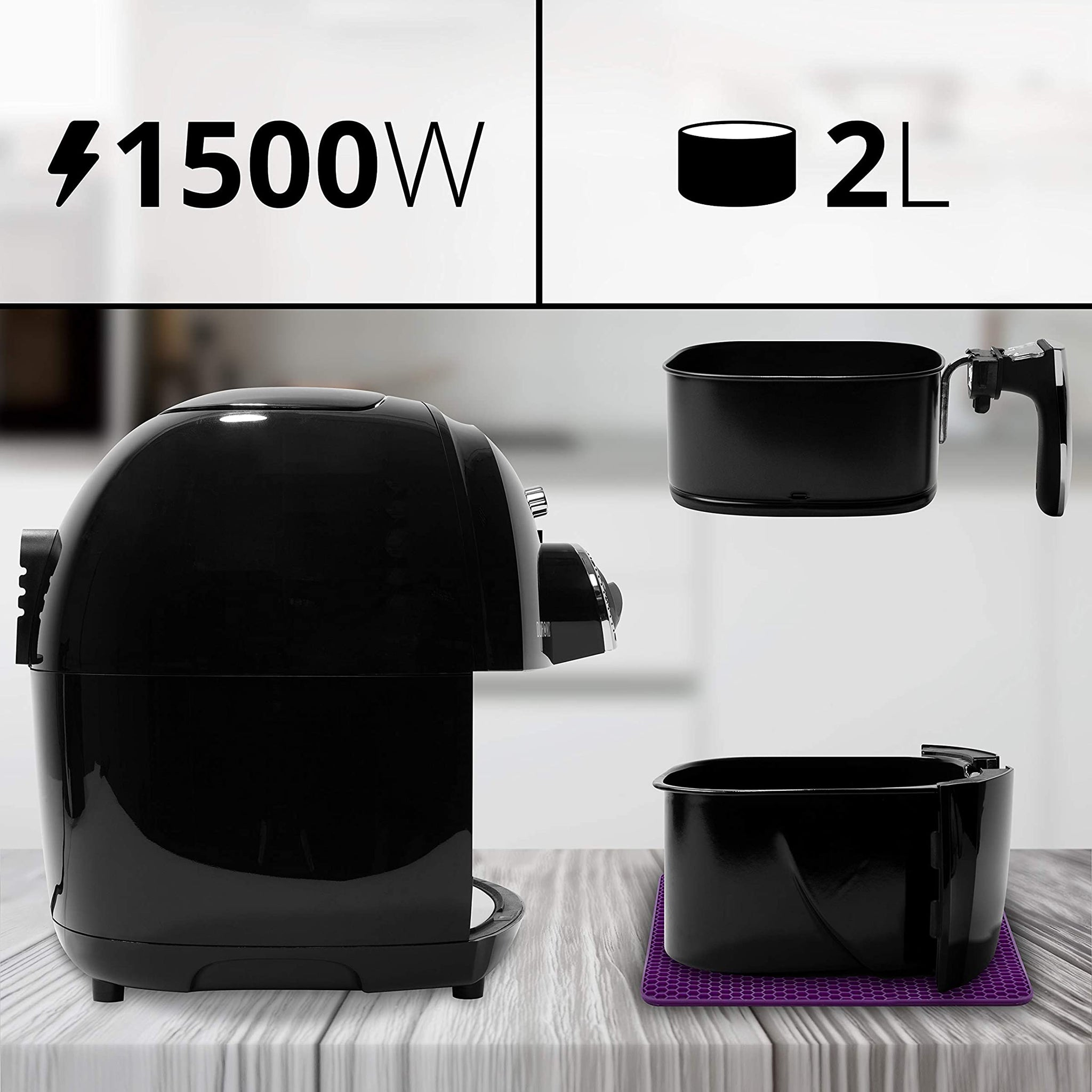 Freidora de aire negra con accesorios. 1500W, 2L capacidad. Colocada sobre superficie de madera.