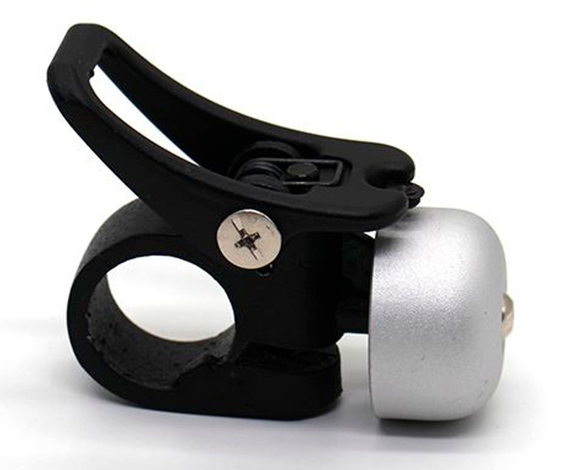Timbre de bicicleta. Cuerpo negro, campana plateada. Detalle de tornillo. Mango curvo. Fondo blanco.