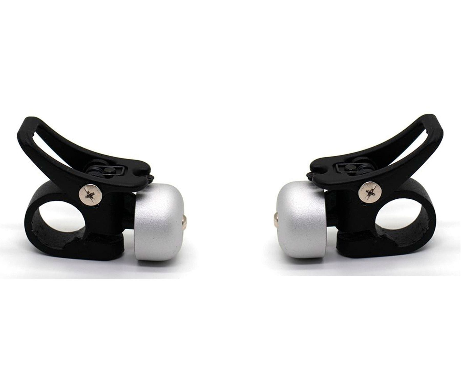 Dos timbres de bicicleta. Campanas plateadas con soportes negros. Fondo blanco.