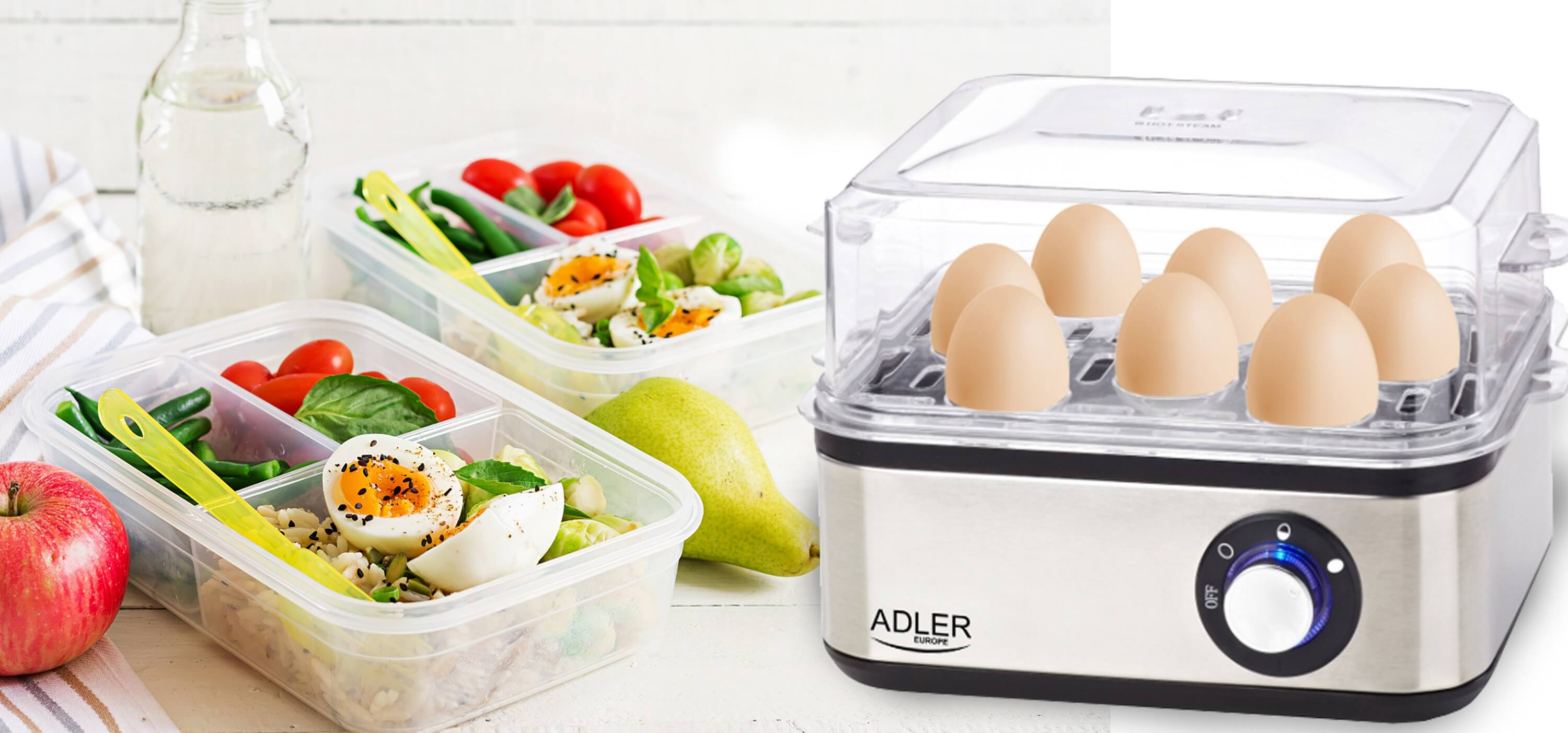 Parowar do jajek z jajkami i dwa pojemniki na lunch z sałatką i gotowanymi jajkami oraz jabłko.