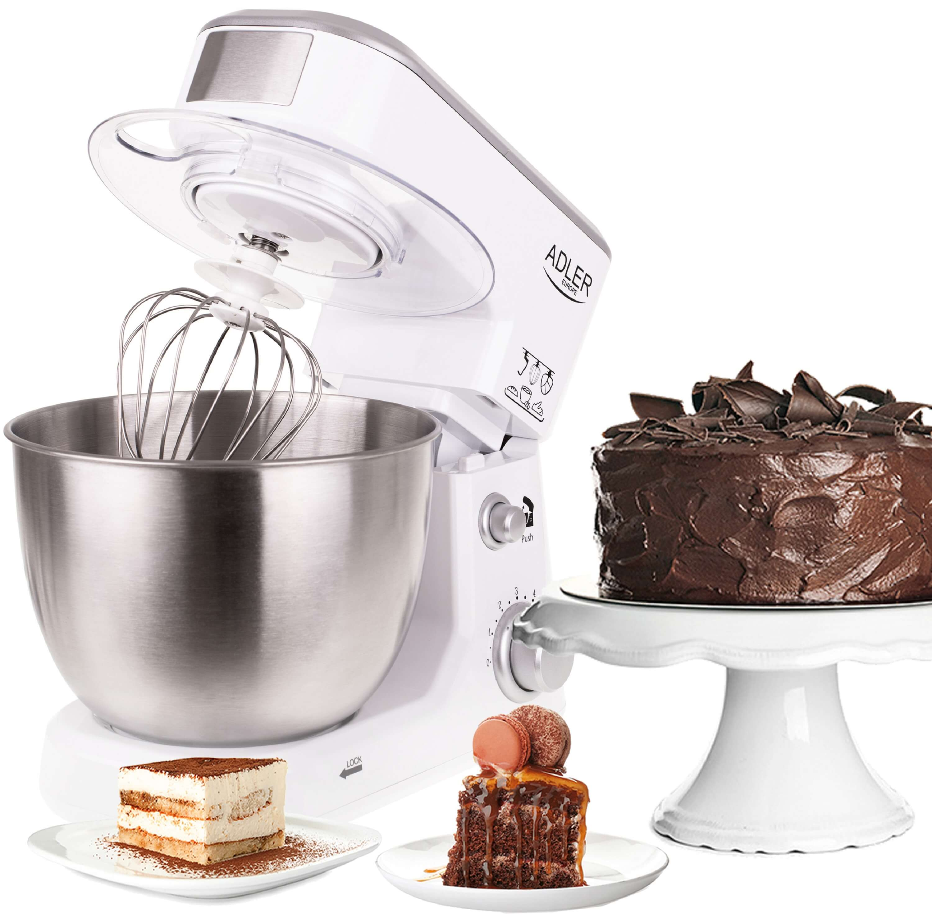 Biały mikser, ciasto czekoladowe i trzy desery na białej powierzchni.