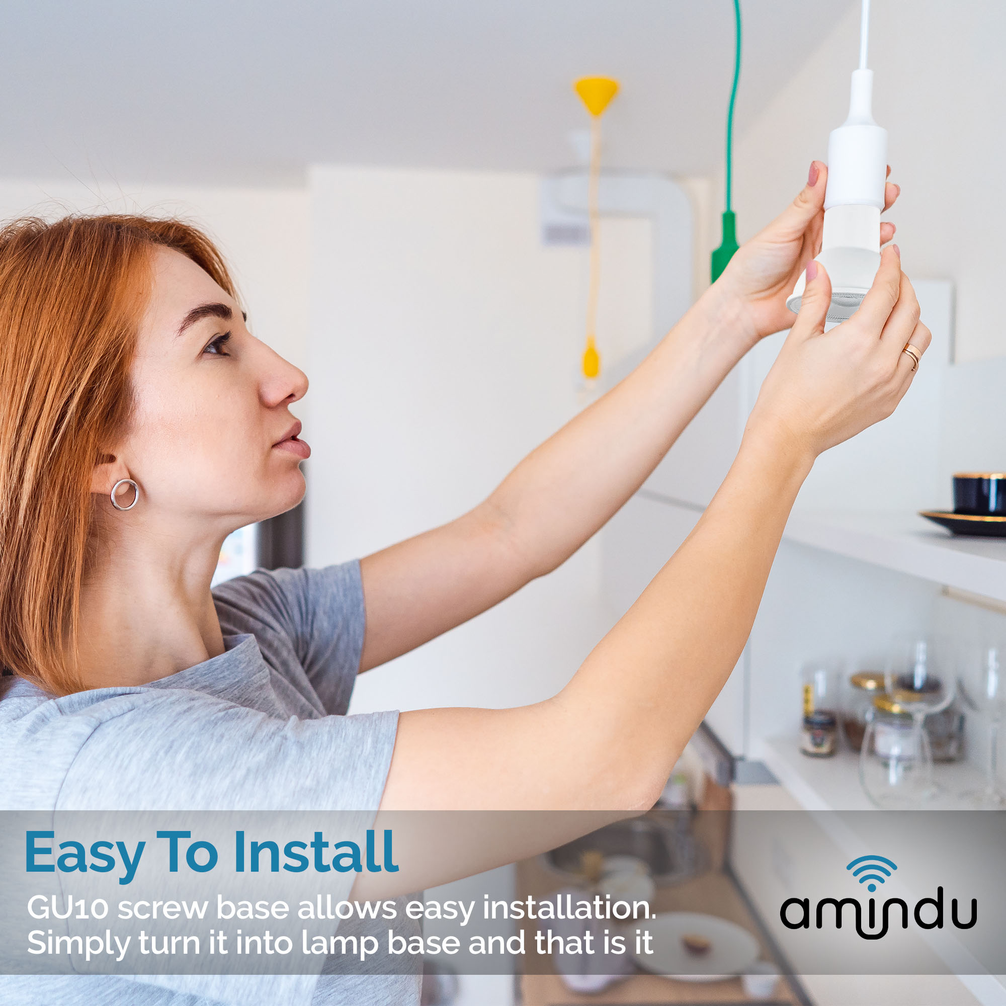 Frau installiert Glühbirne. Text: 'Easy To Install'. Hintergrund: Küche.